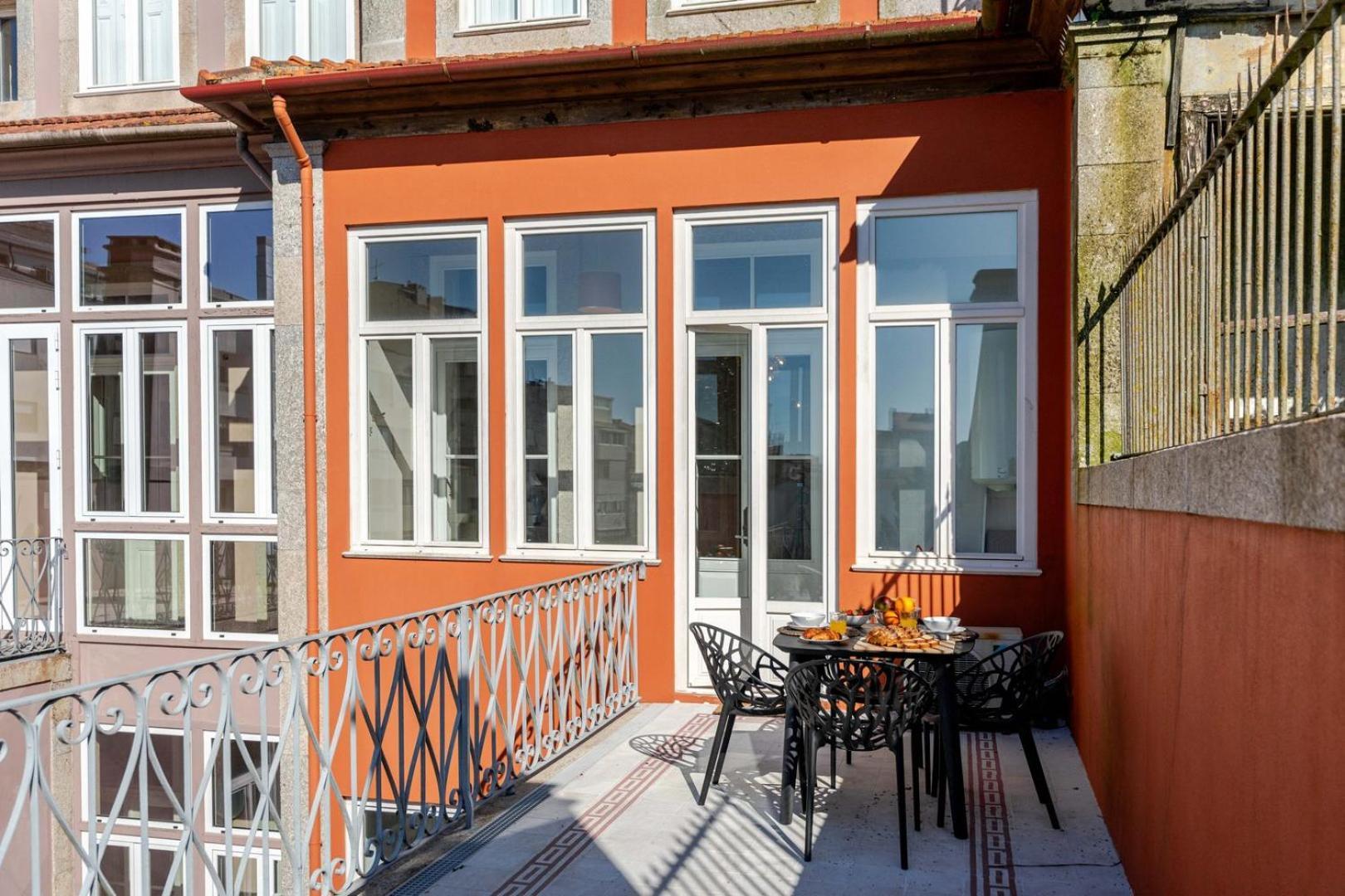 Classic Meets Modern - Downtown Balcony Retreat
