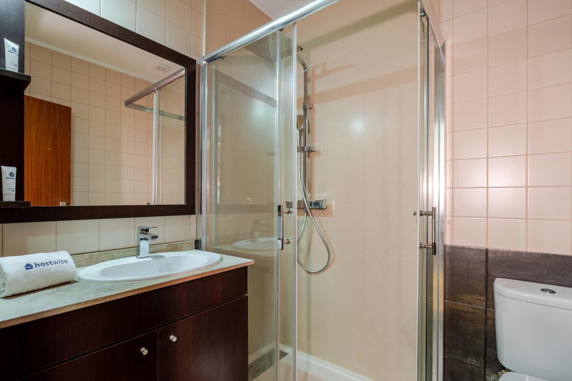 Apartment Hostwise - Stylish Flat With Balcony