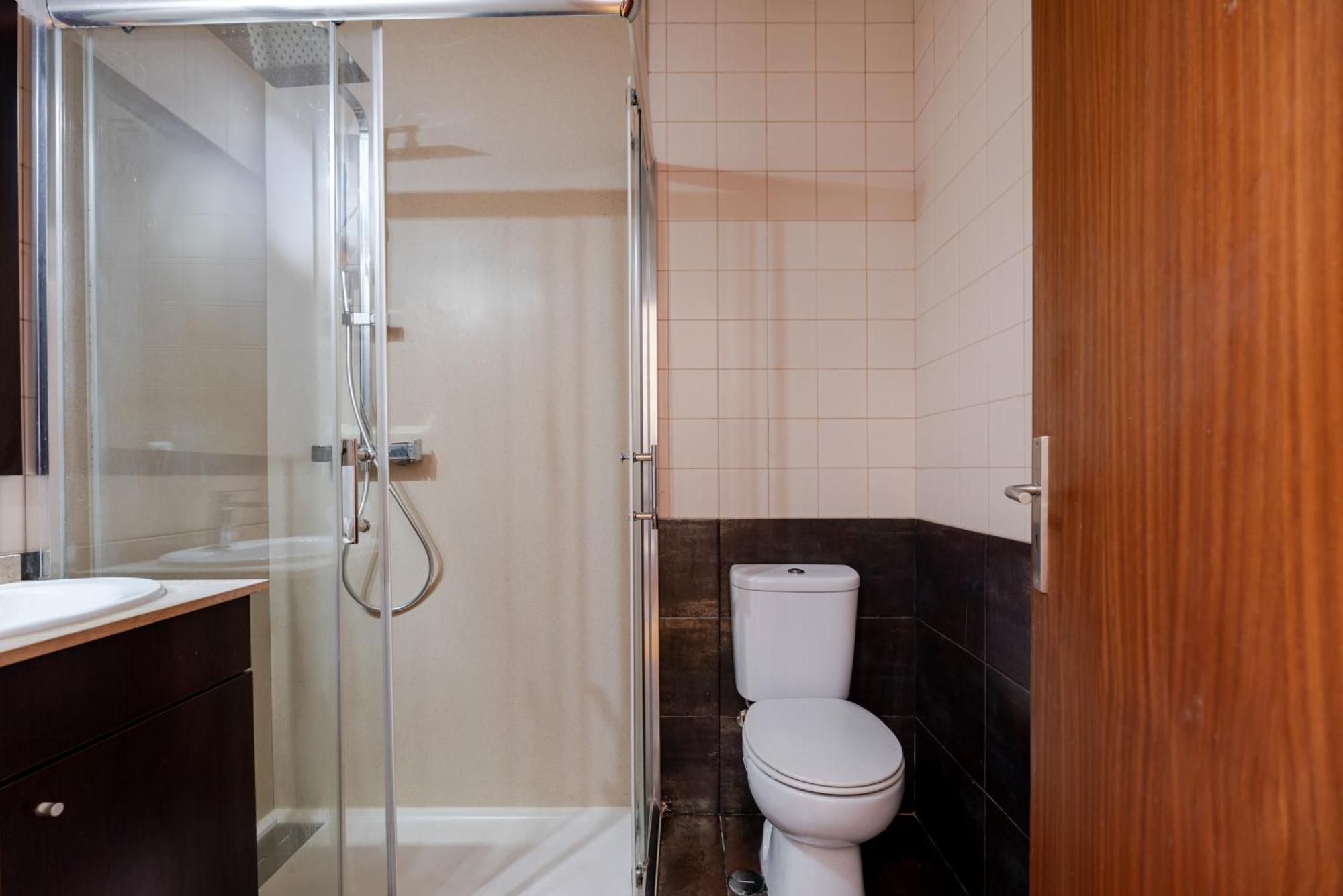 Hostwise - Stylish Flat With Balcony Apartment