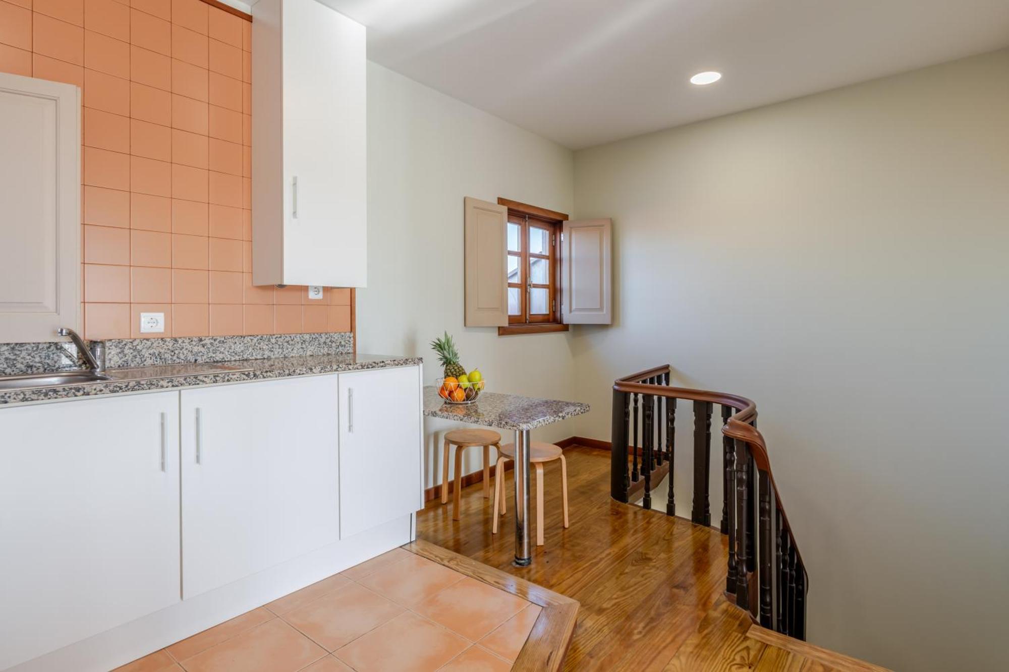 Hostwise - Stylish Flat With Balcony