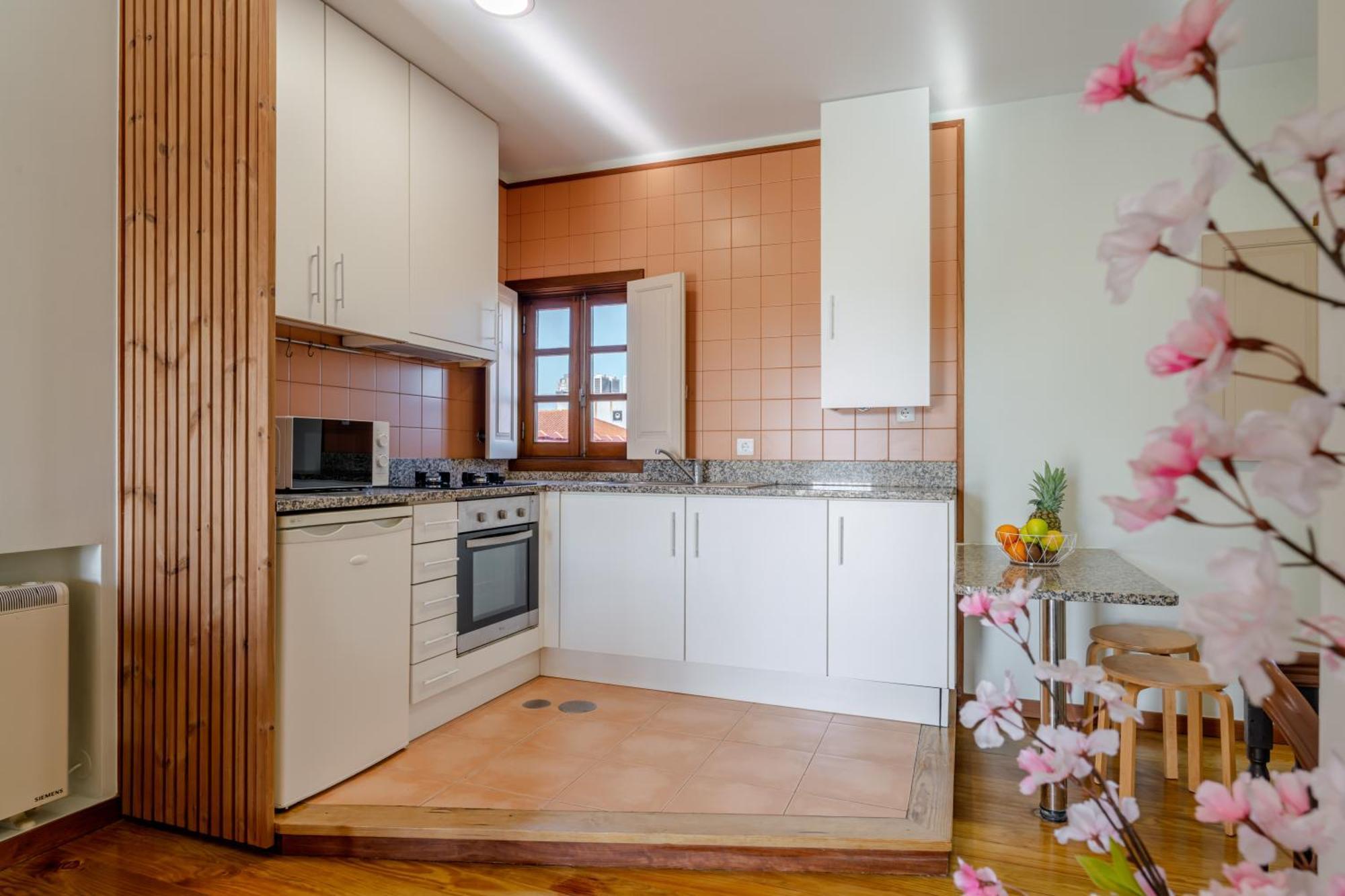 Apartment Hostwise - Stylish Flat With Balcony Porto