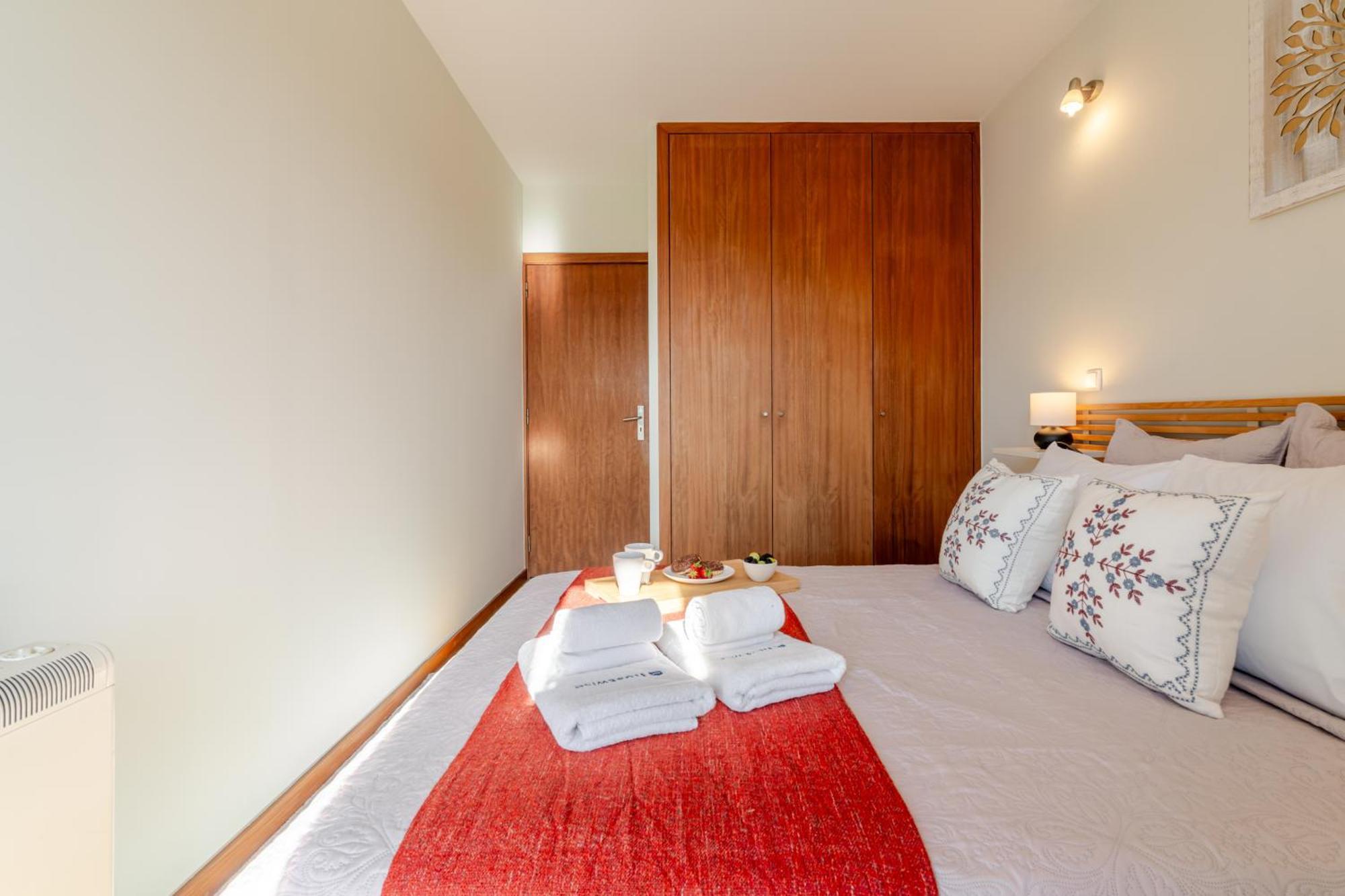 Apartment Hostwise - Stylish Flat With Balcony Porto