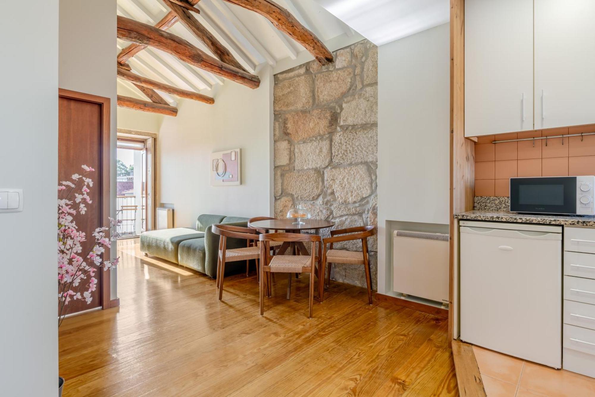 Hostwise - Stylish Flat With Balcony * Porto