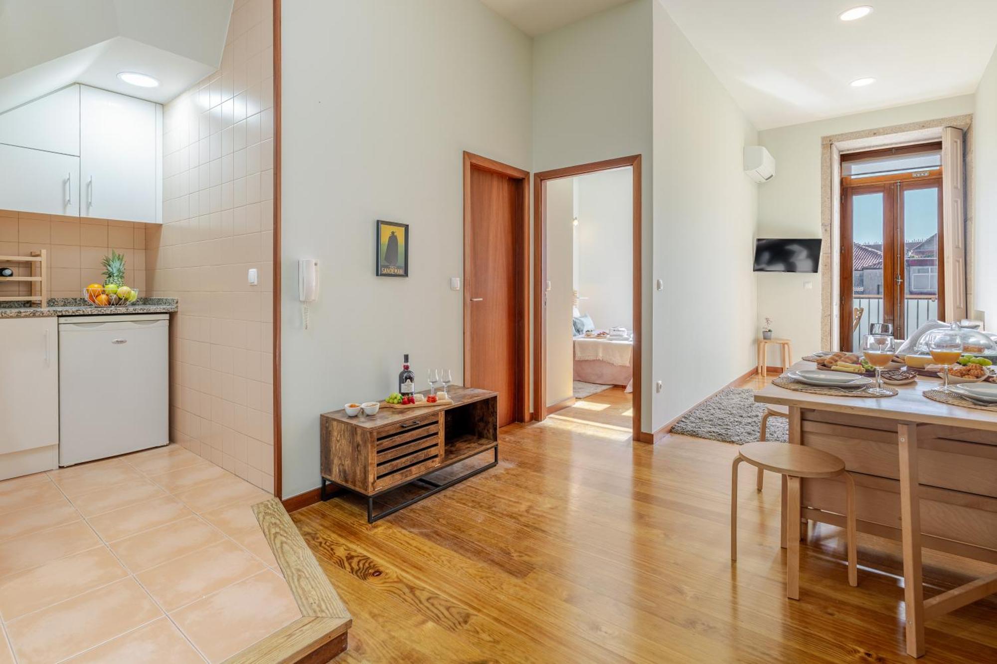 Apartment Hostwise - Stylish Flat With Balcony Porto