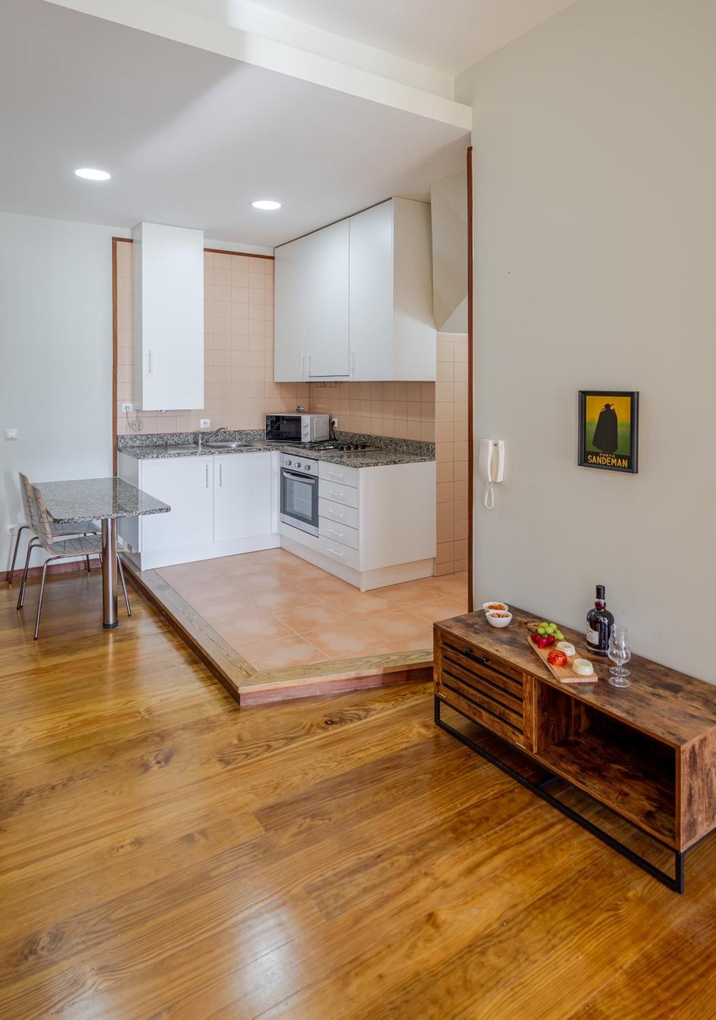 Hostwise - Stylish Flat With Balcony