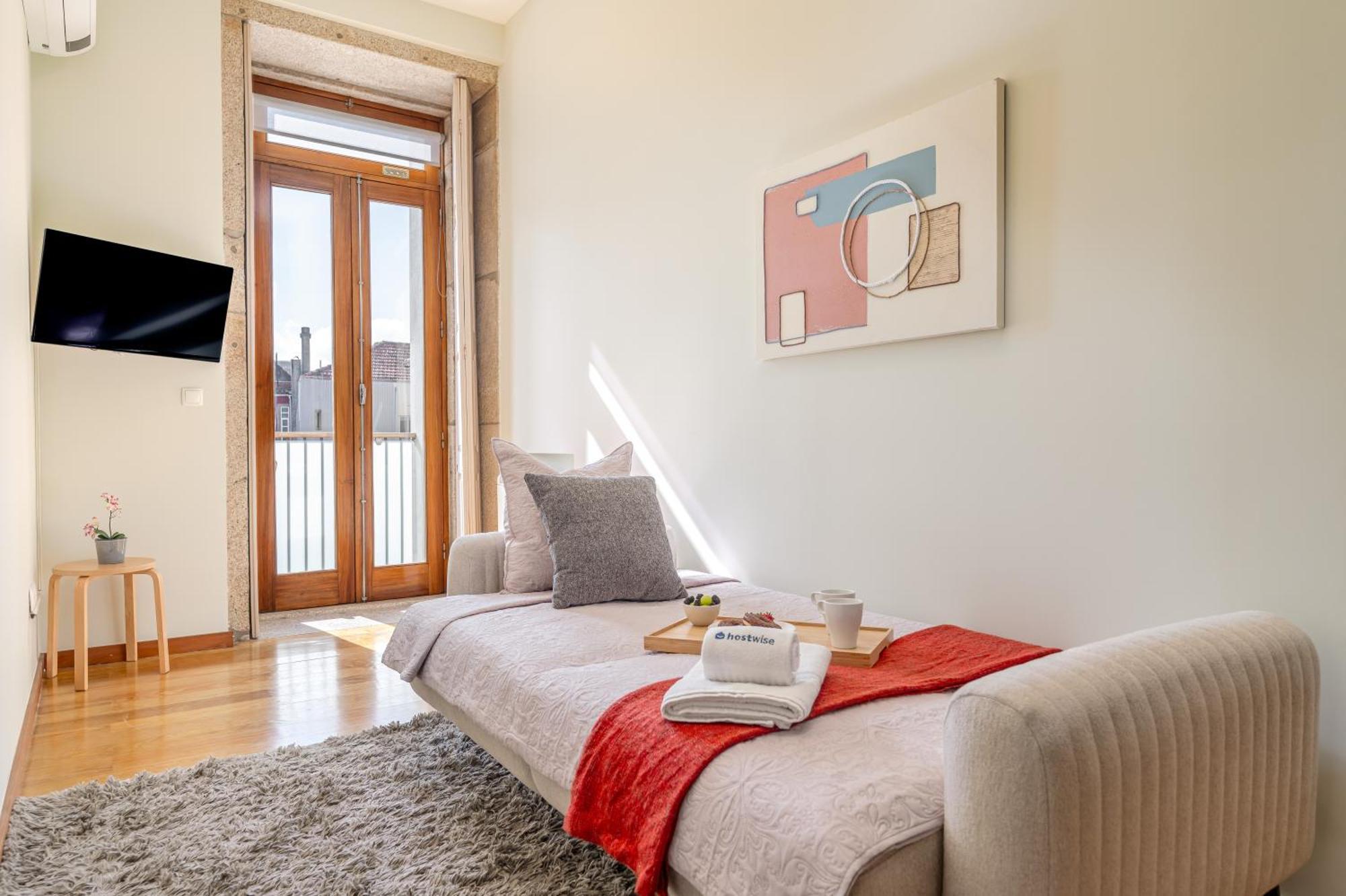 Hostwise - Stylish Flat With Balcony * Porto