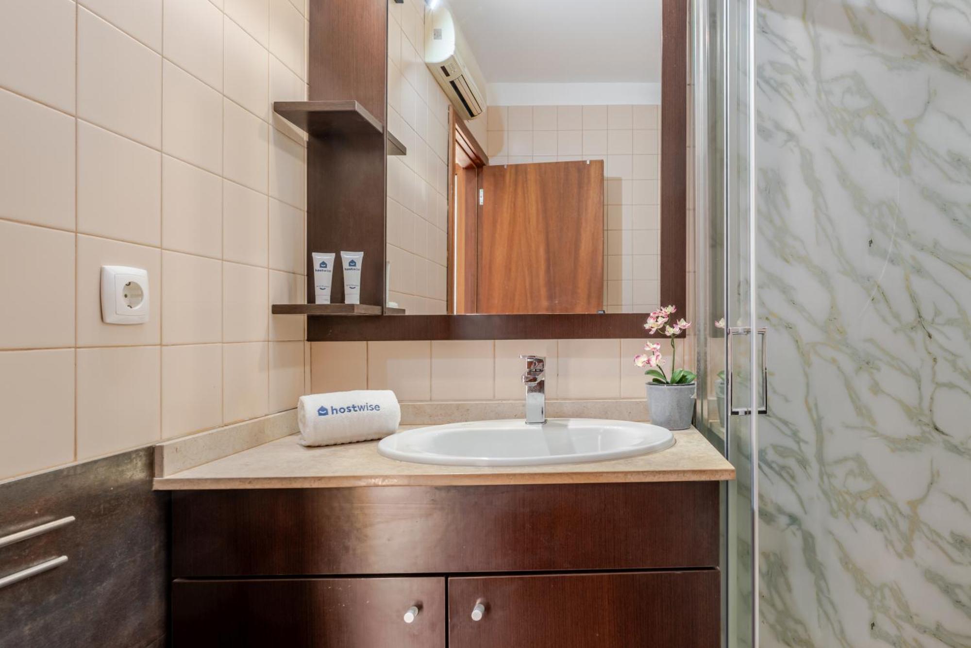 Hostwise - Stylish Flat With Balcony Apartment *