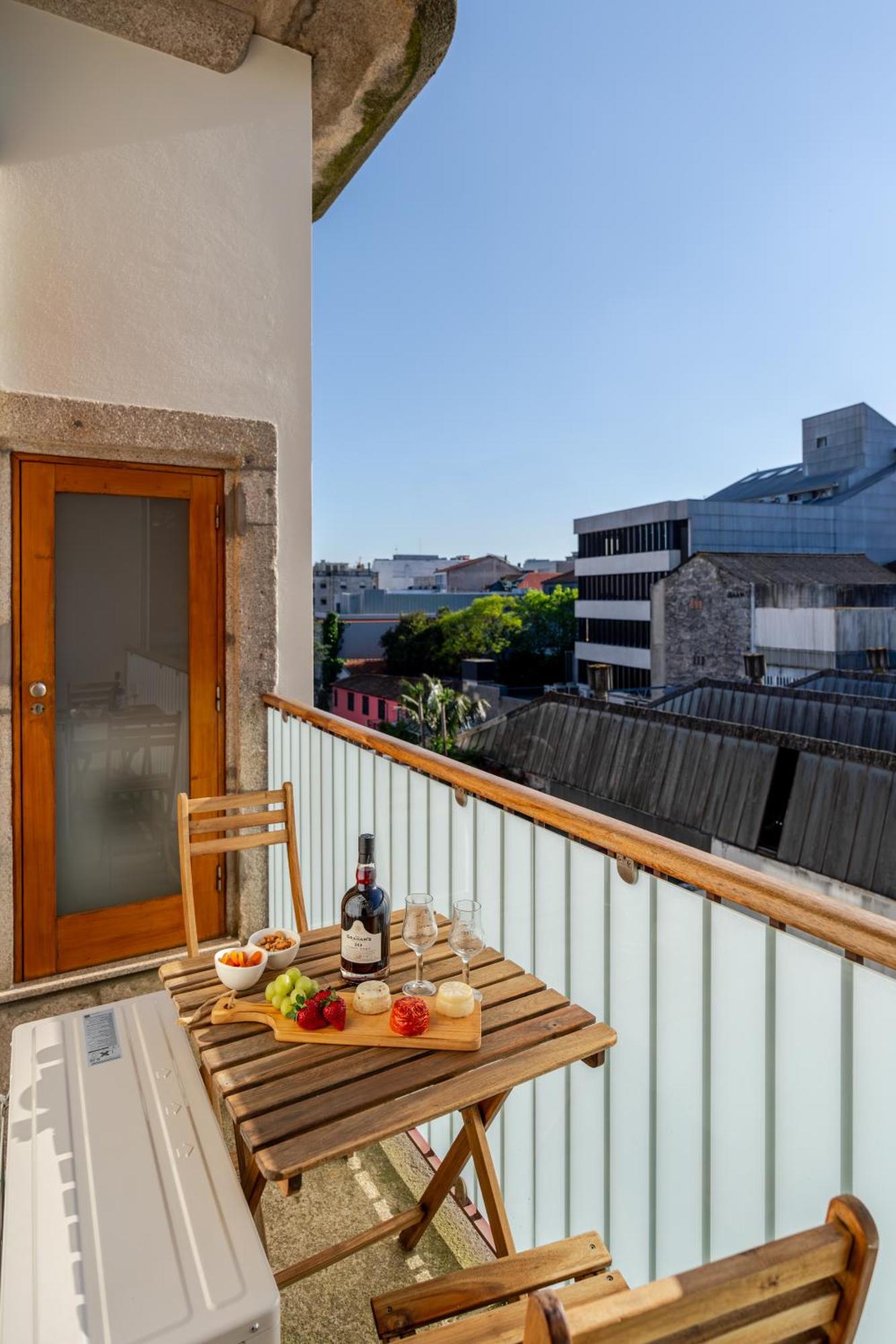Hostwise - Stylish Flat With Balcony Porto