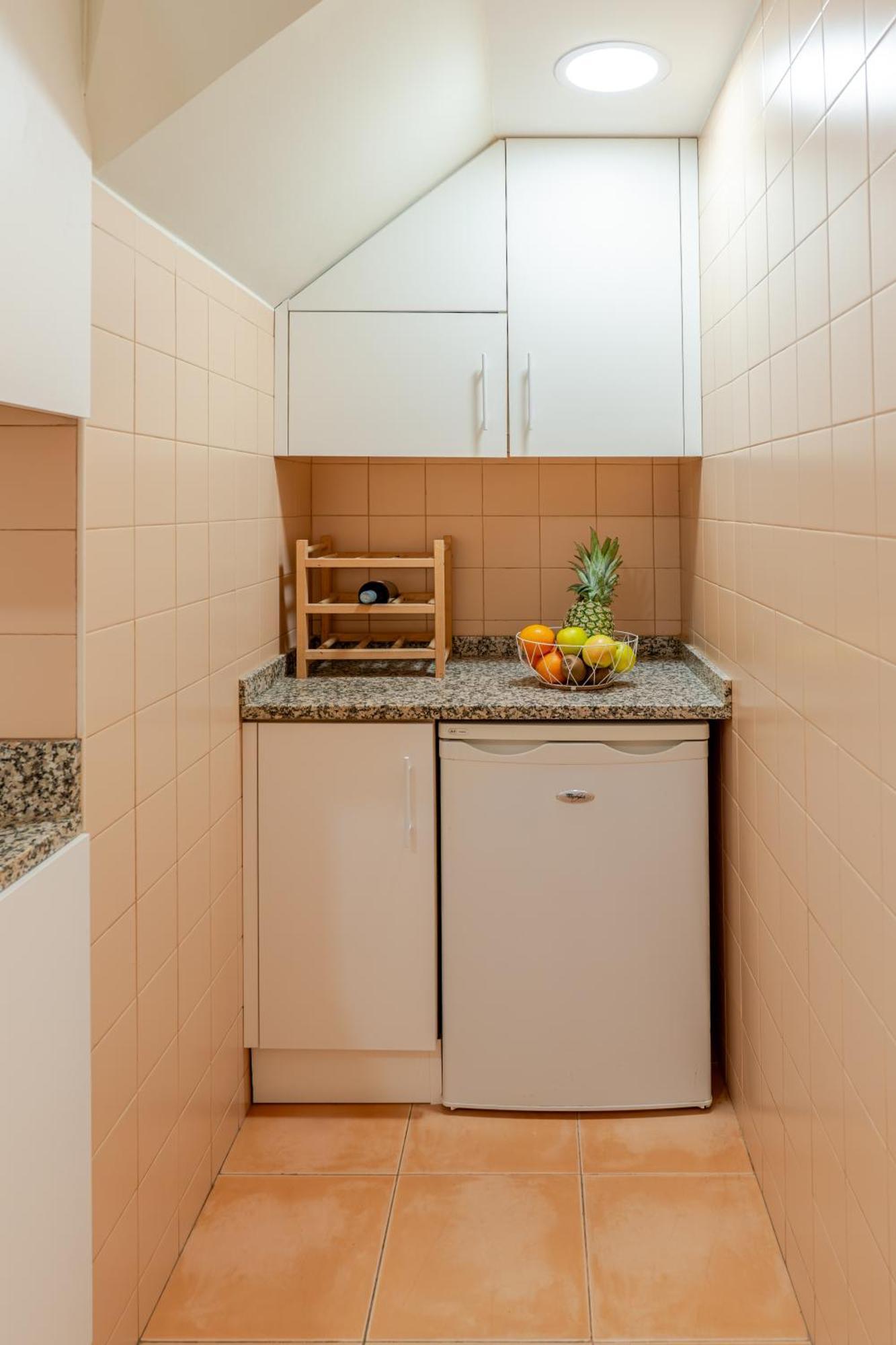 Hostwise - Stylish Flat With Balcony Apartment *