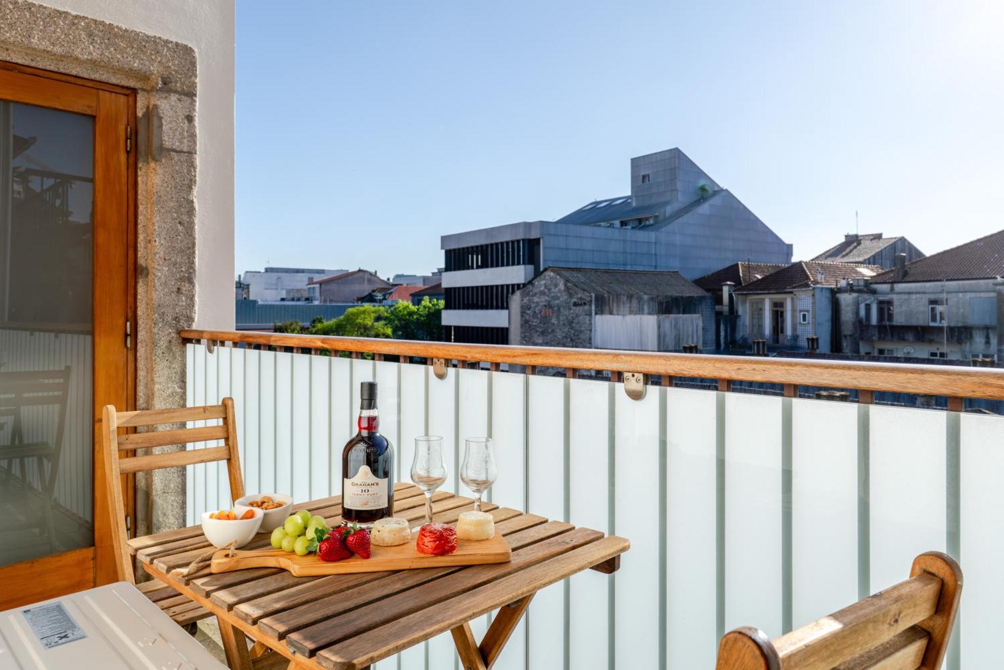 Apartment Hostwise - Stylish Flat With Balcony