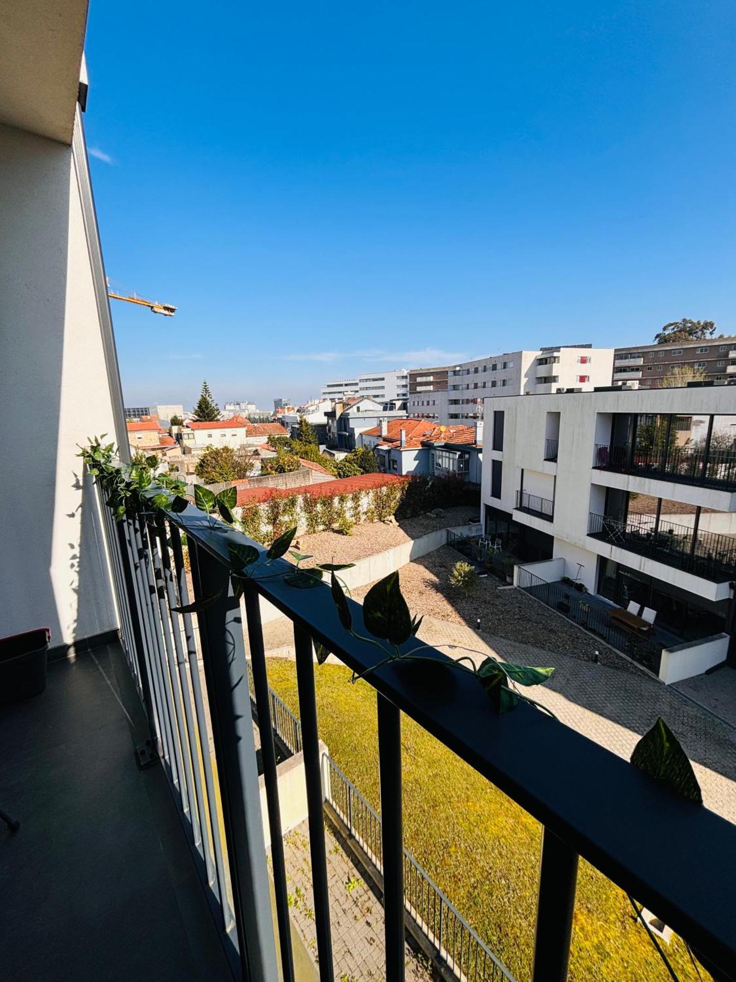 Modern With Balcony And Free Parking Apartment *