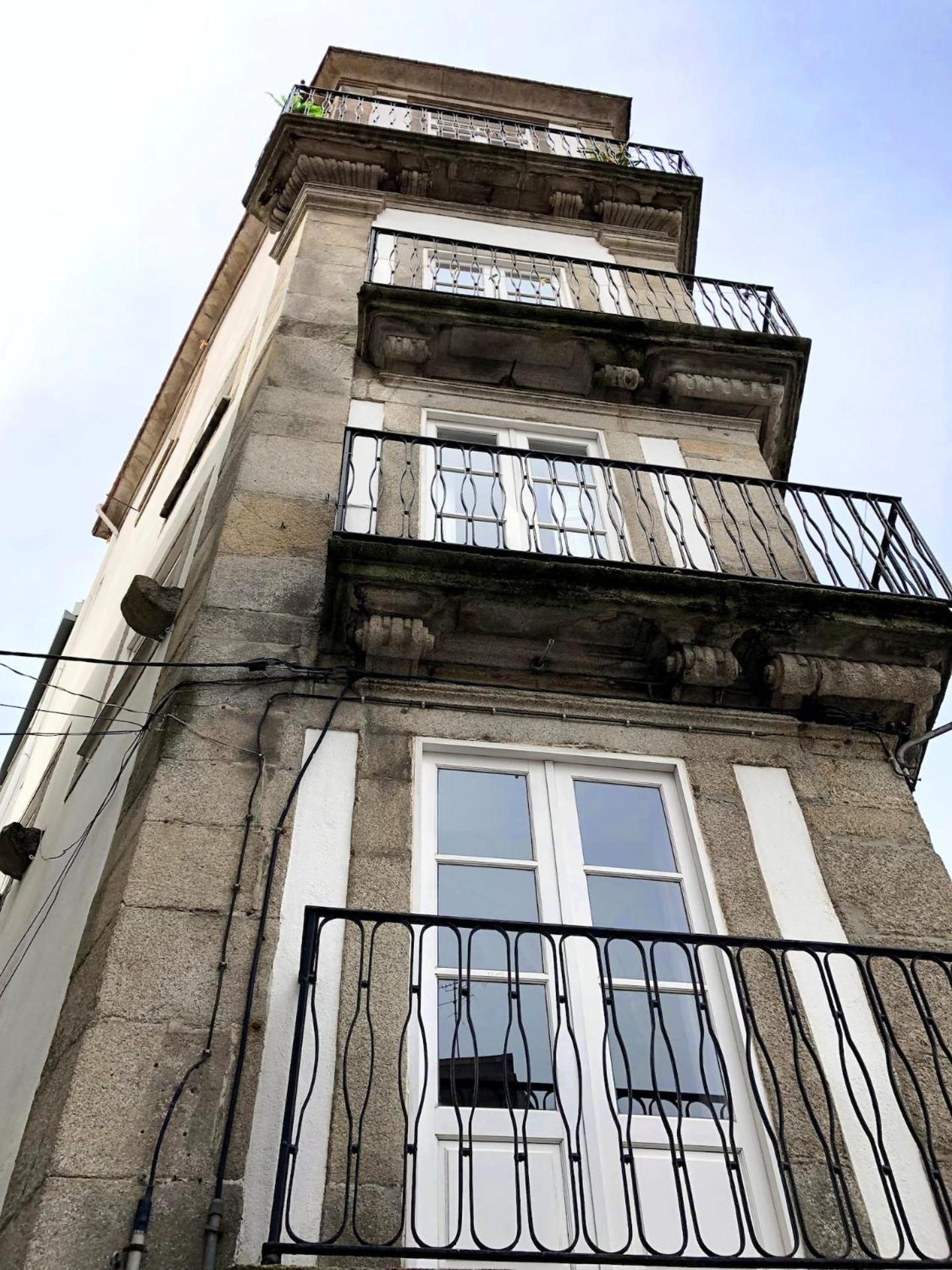 Vakantiehuis Light & Airy Historic Centre House With Balconies