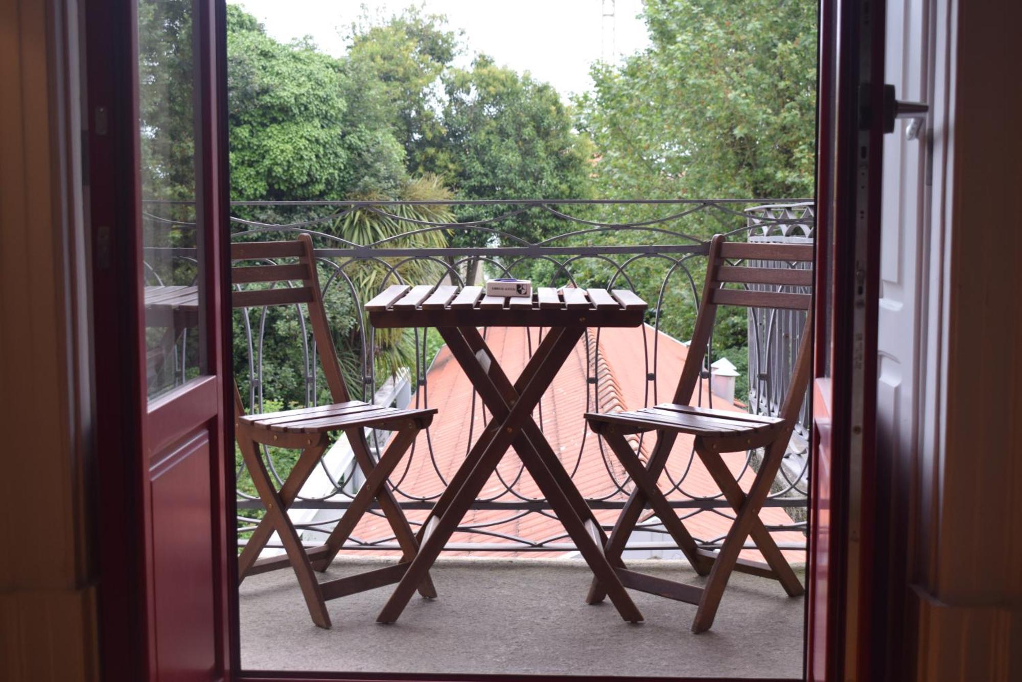 Liiiving In - Vintage Balcony Apartment *