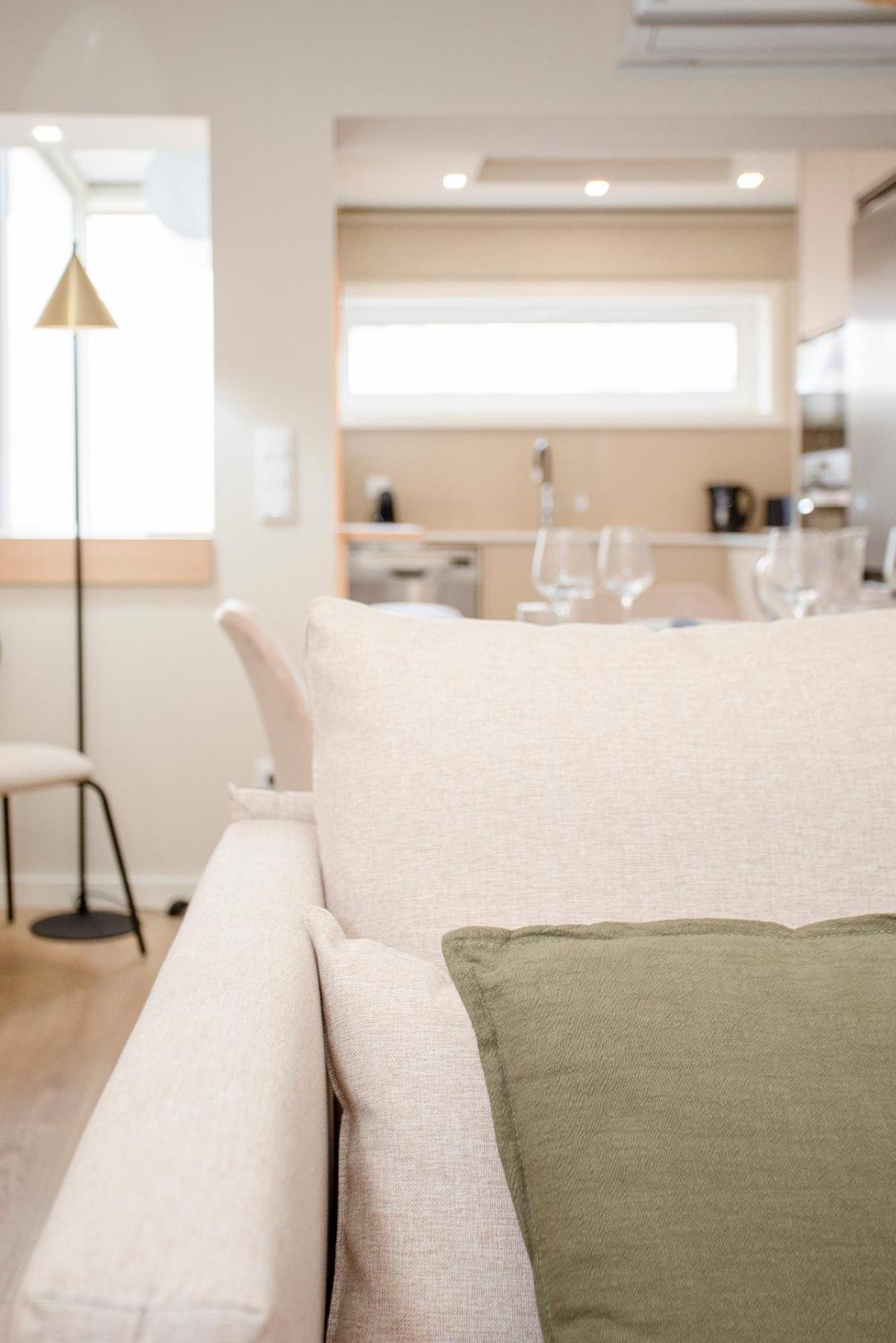Liiiving In - Uptown Pearl Apartment