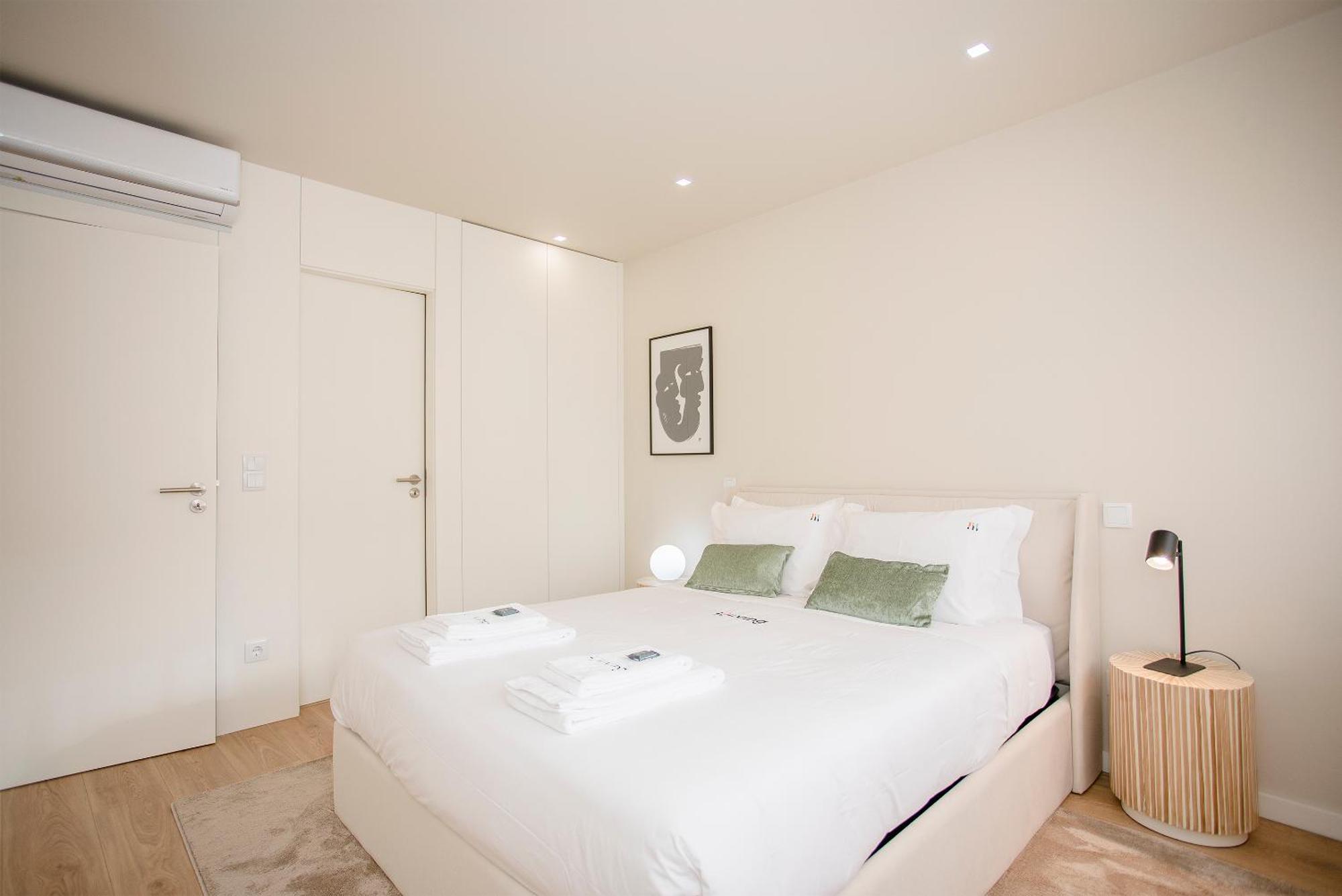 Liiiving In - Uptown Pearl Apartment