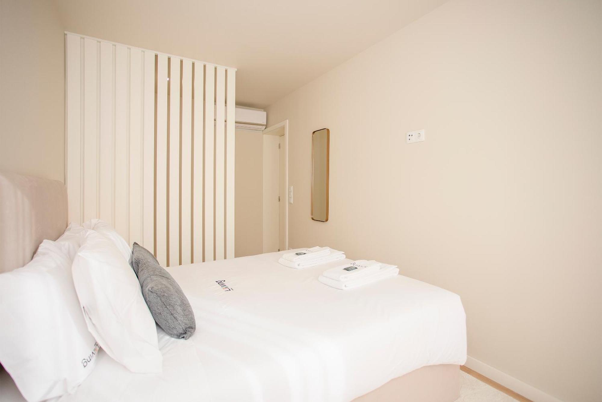 Liiiving In - Uptown Pearl Apartment