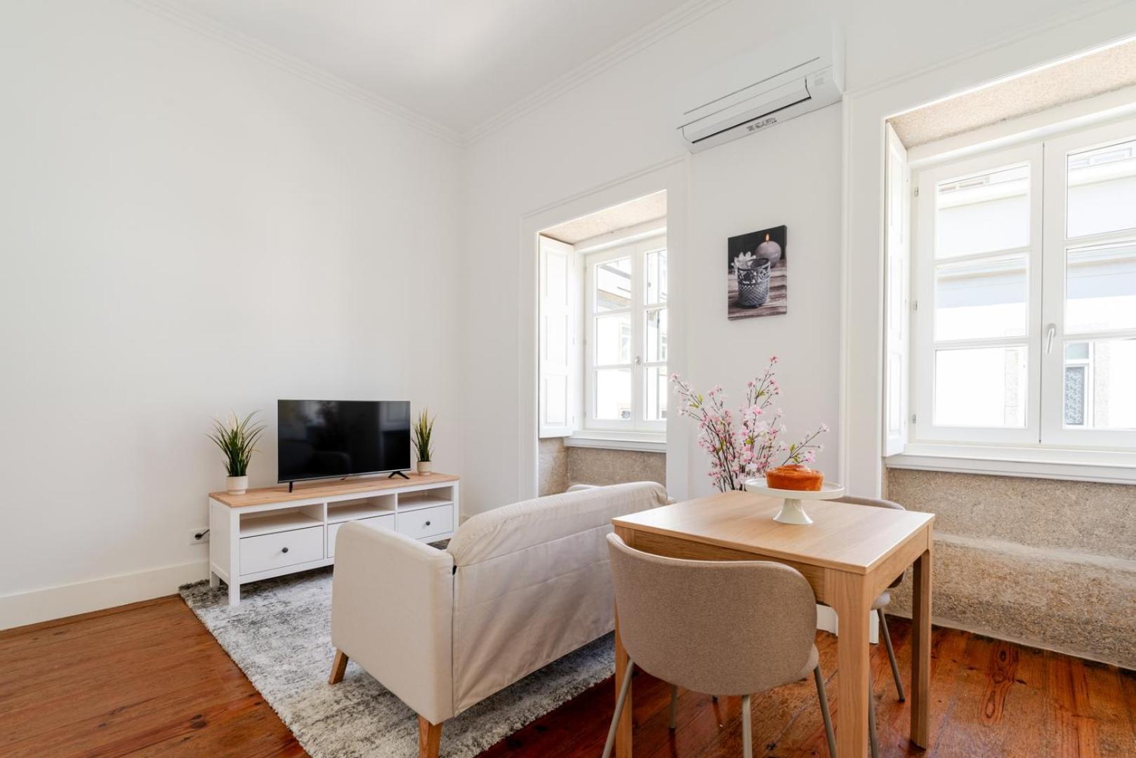Hostwise - Bright Flat In Historic Foz House * Porto