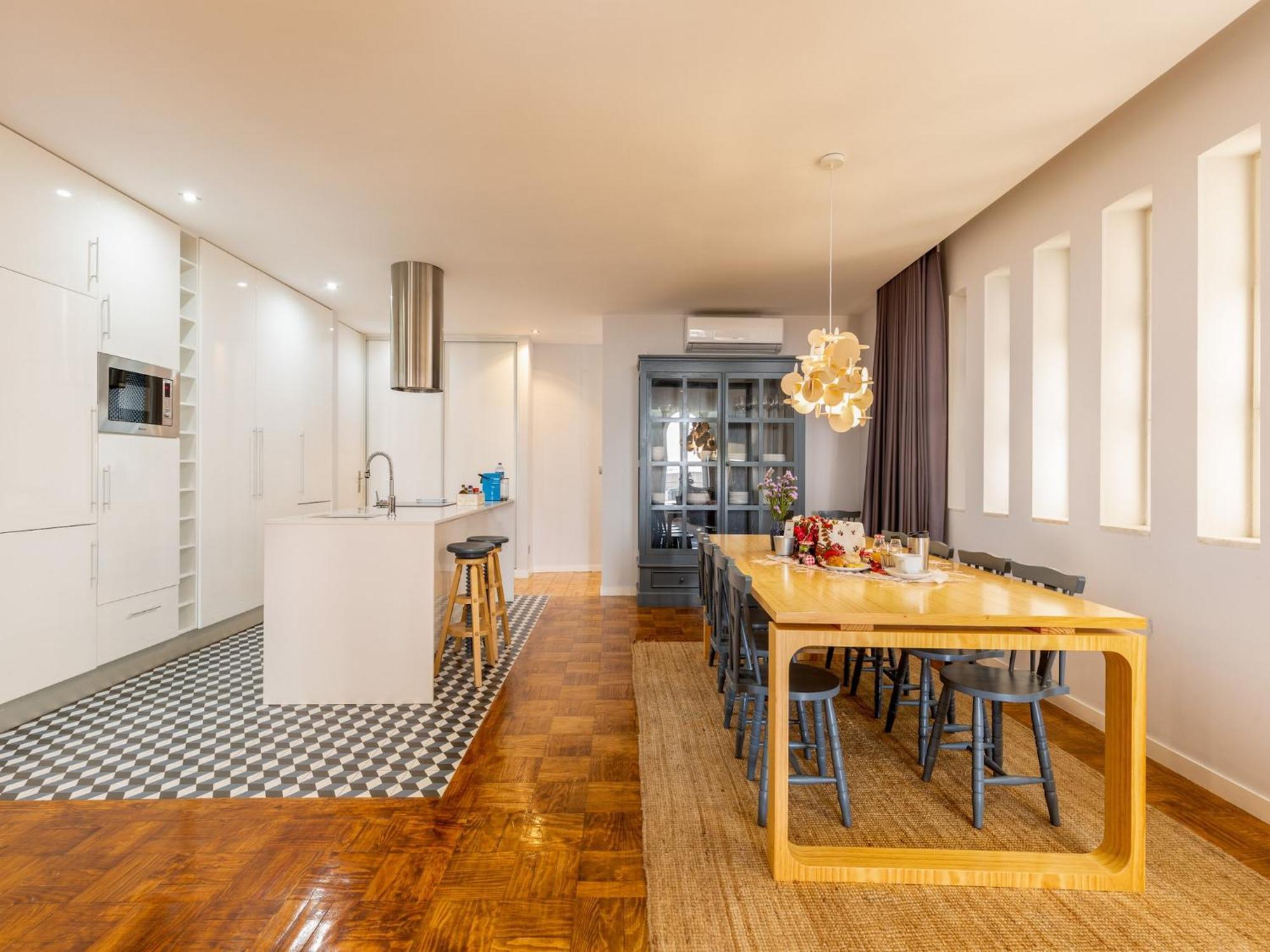 Spacious With Balcony In Apartment