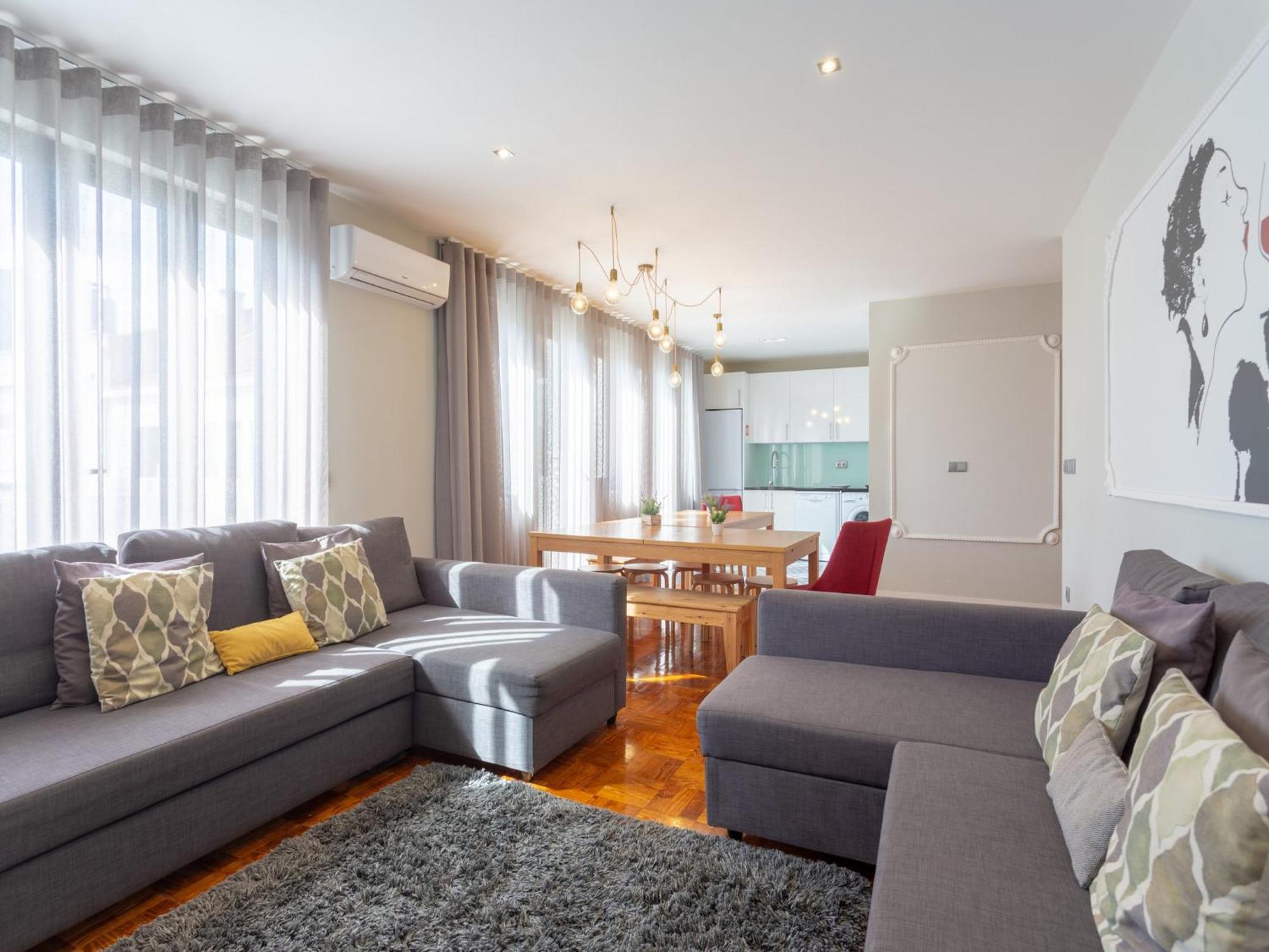 Spacious For 15 Guests Apartment *