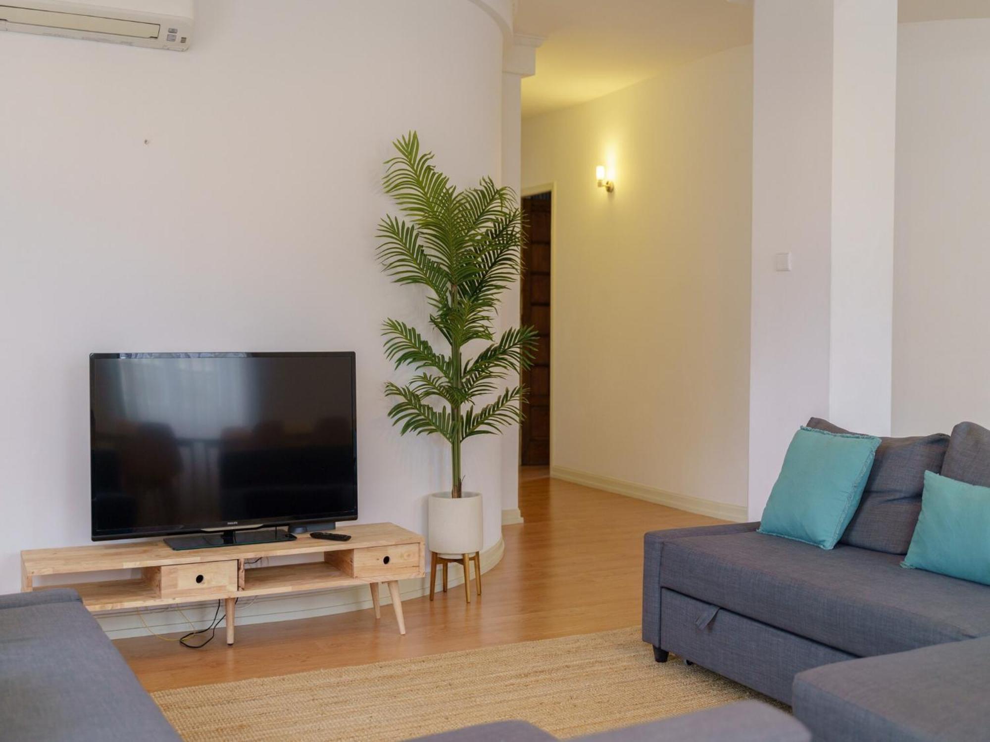Modern For 13 Guests Apartment *