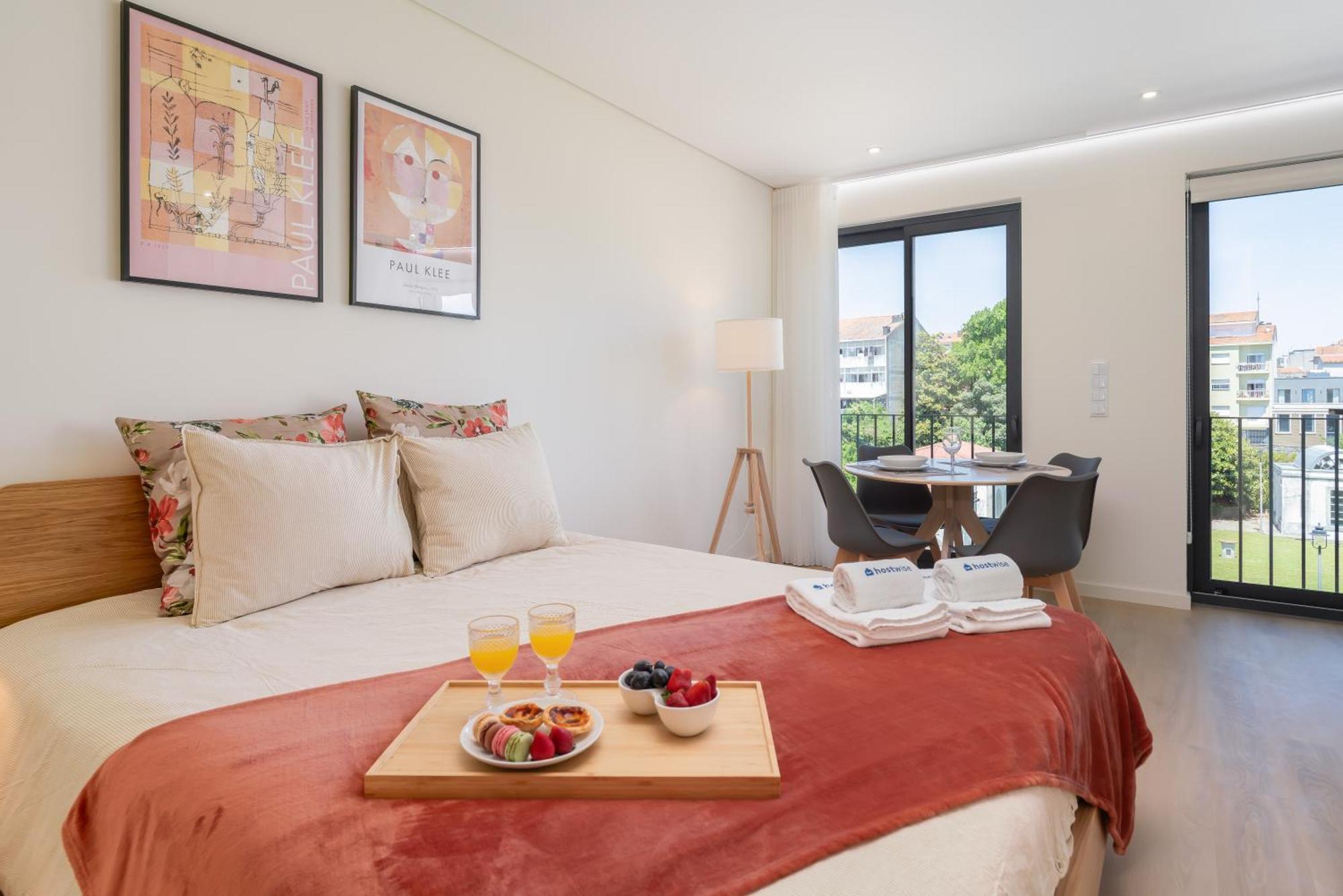Hostwise - Premium & Modern Building Apartment *