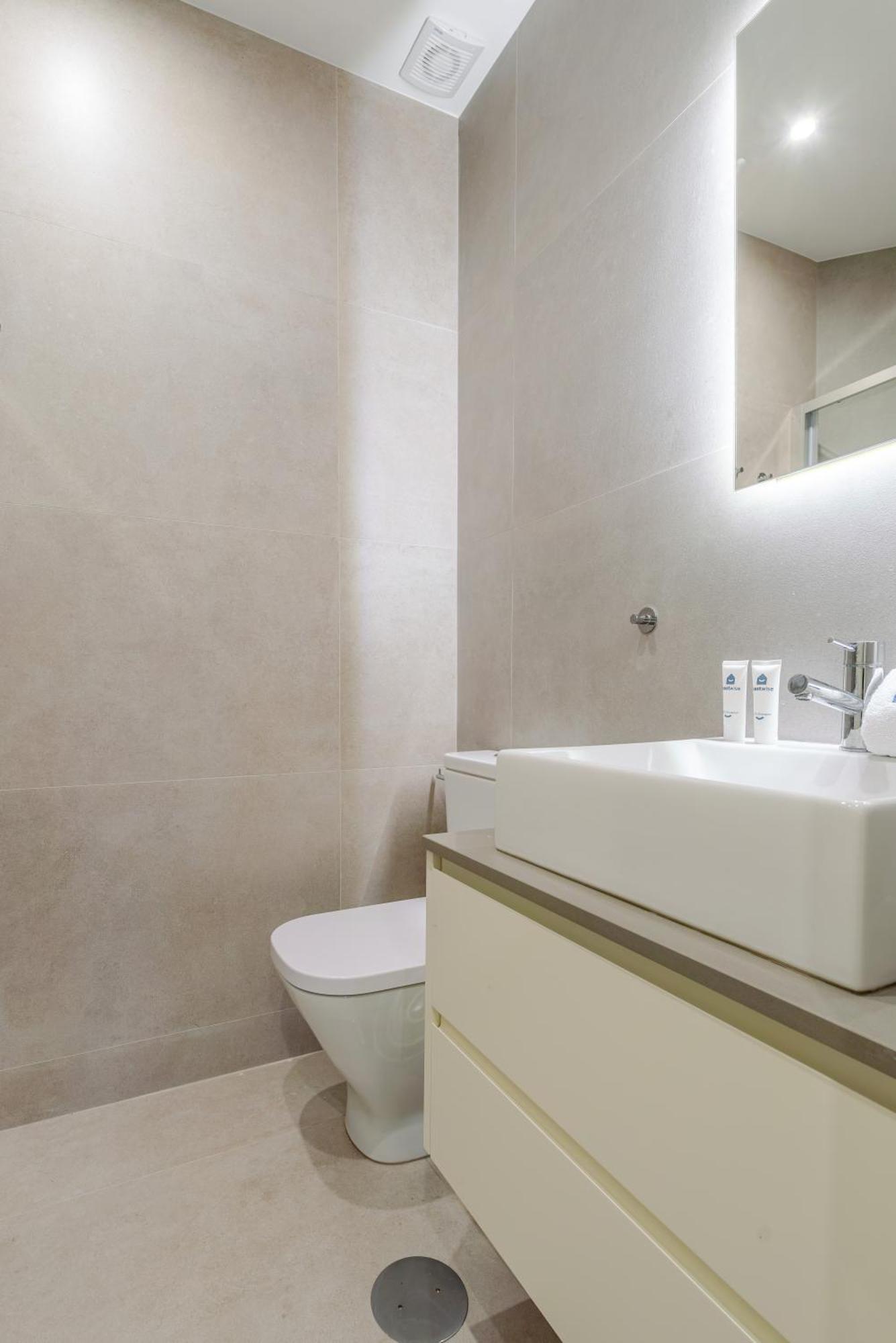 Hostwise - Premium & Modern Building Apartment *