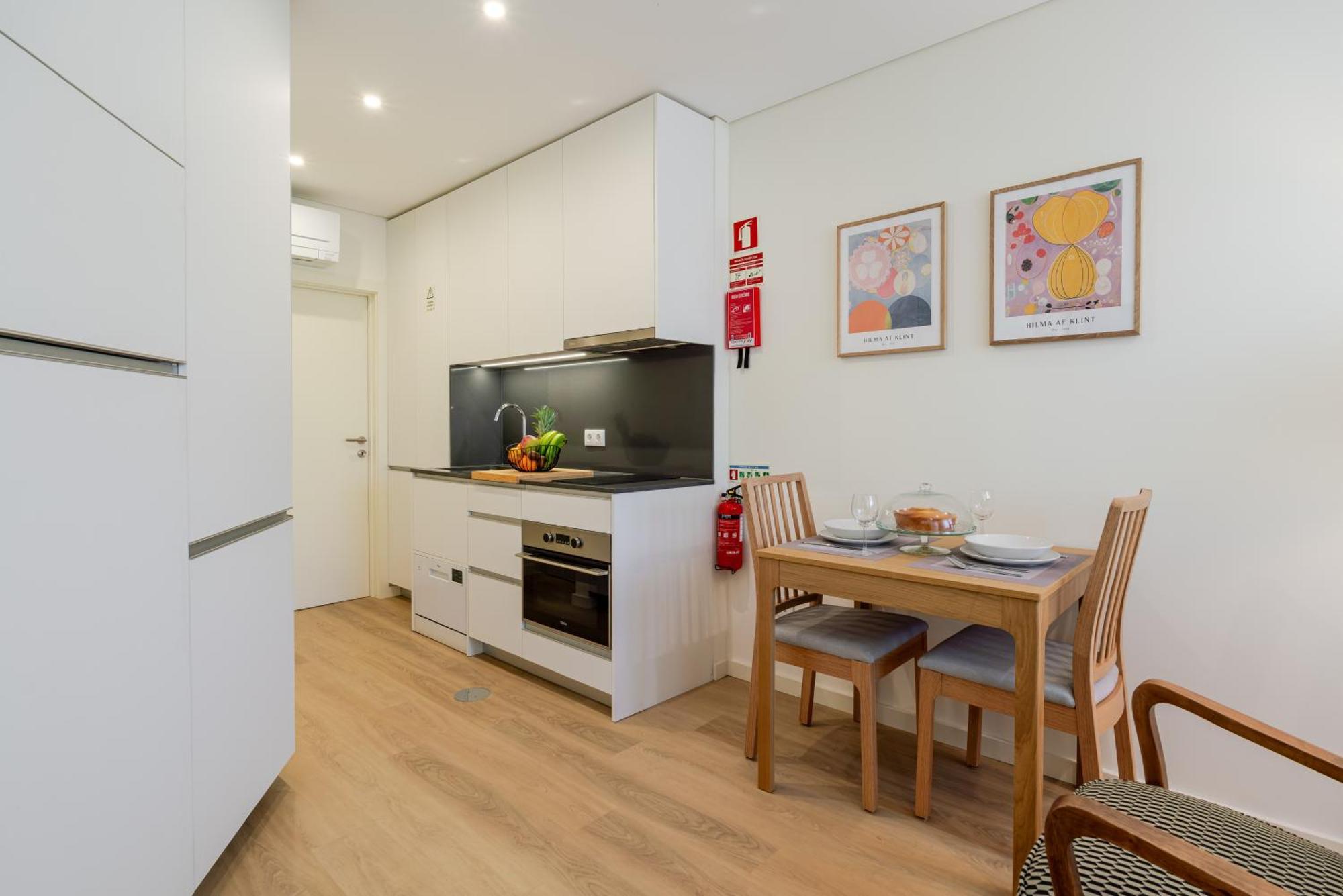 Hostwise - Premium & Modern Building Apartment *