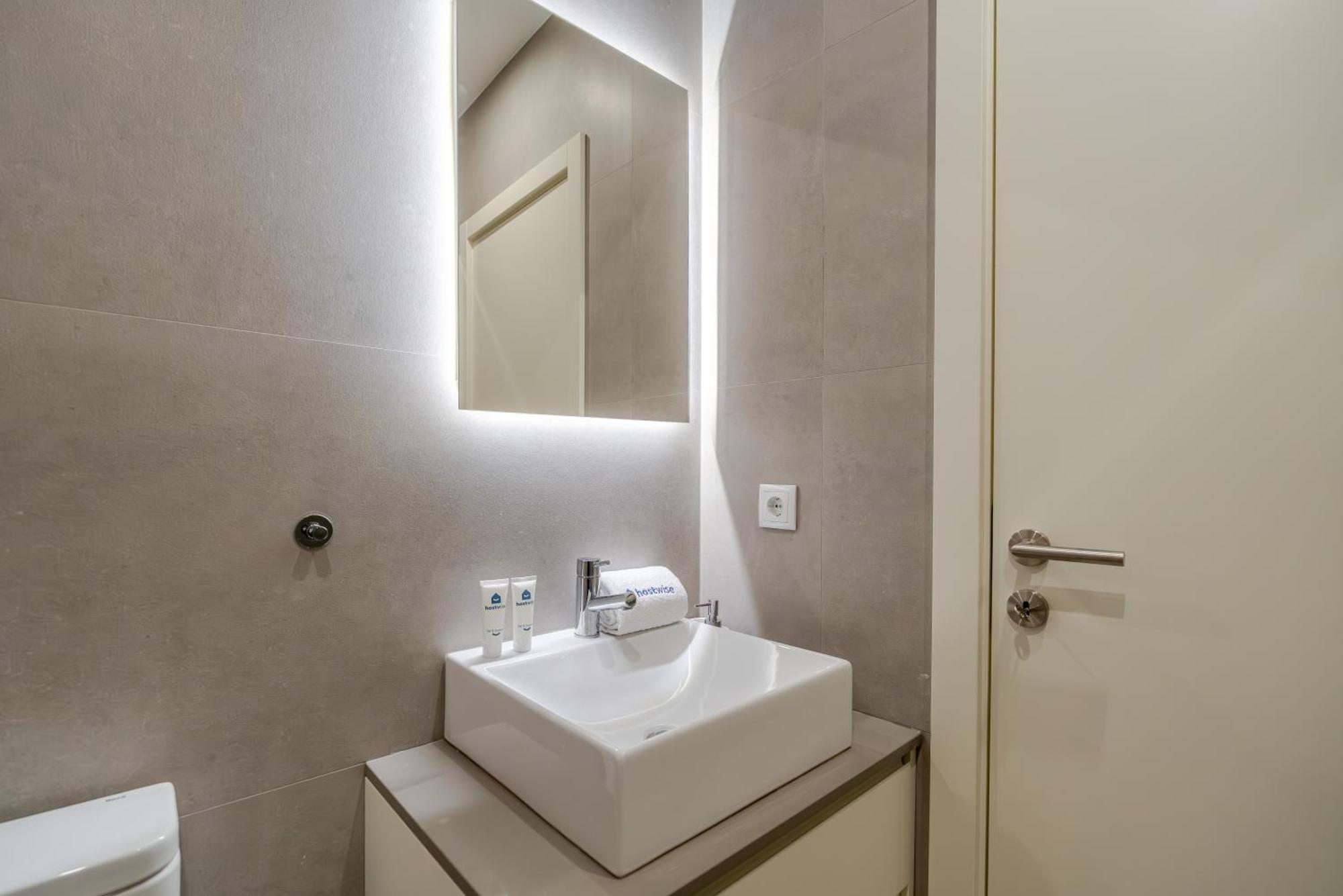 Hostwise - Premium & Modern Building Apartment