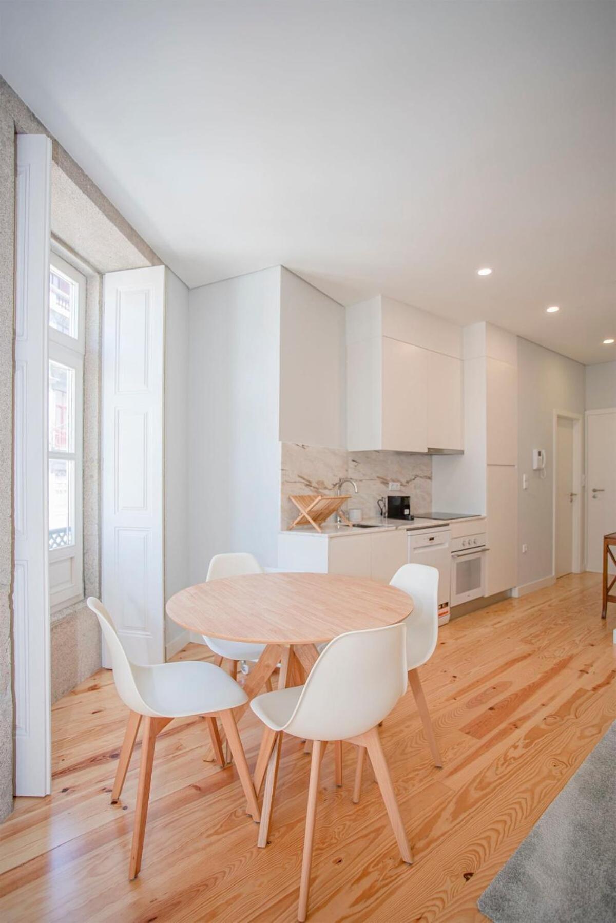 Liiiving In - Aliados Stone Apartment