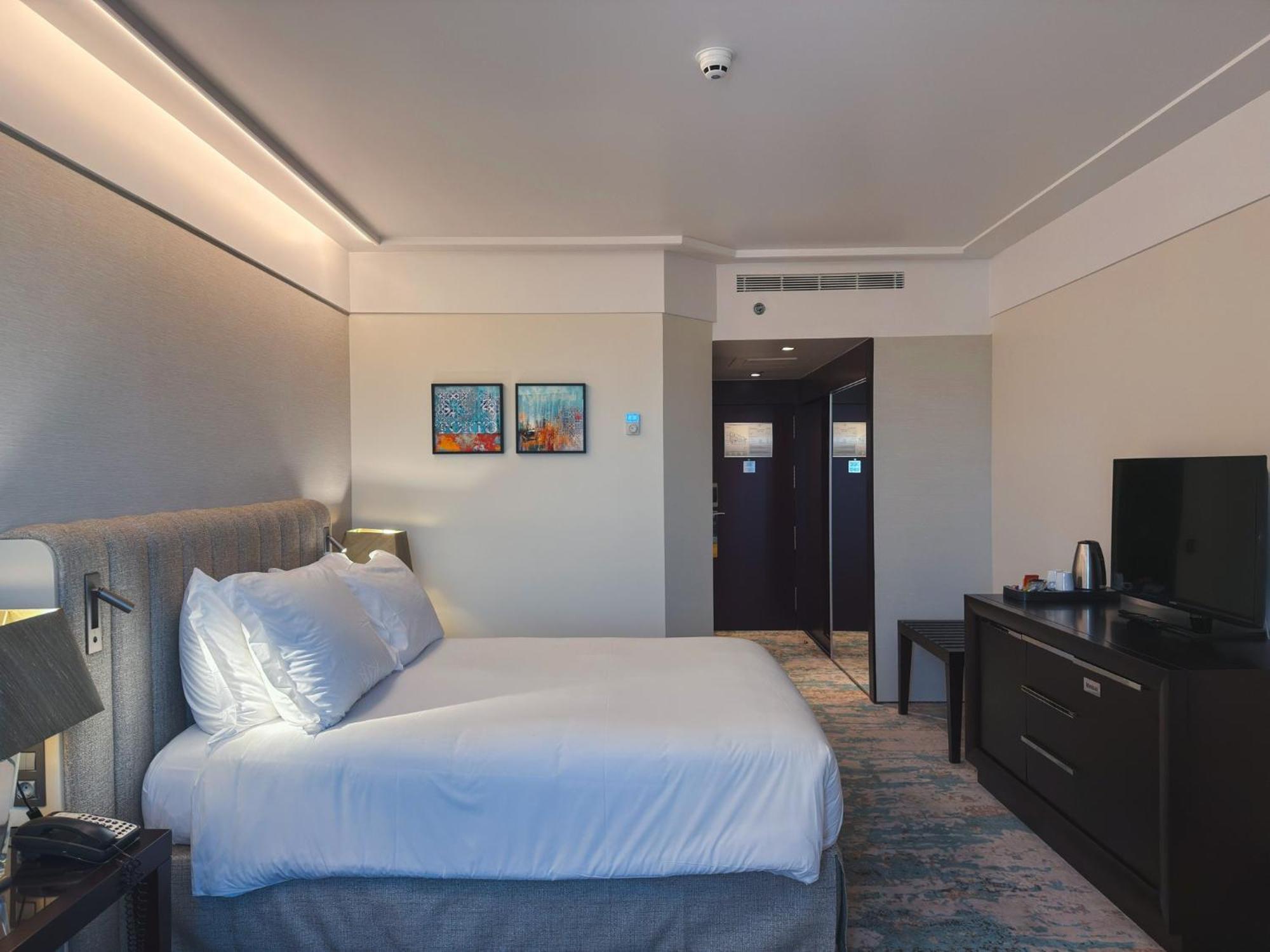 Crowne Plaza By Ihg Hotel