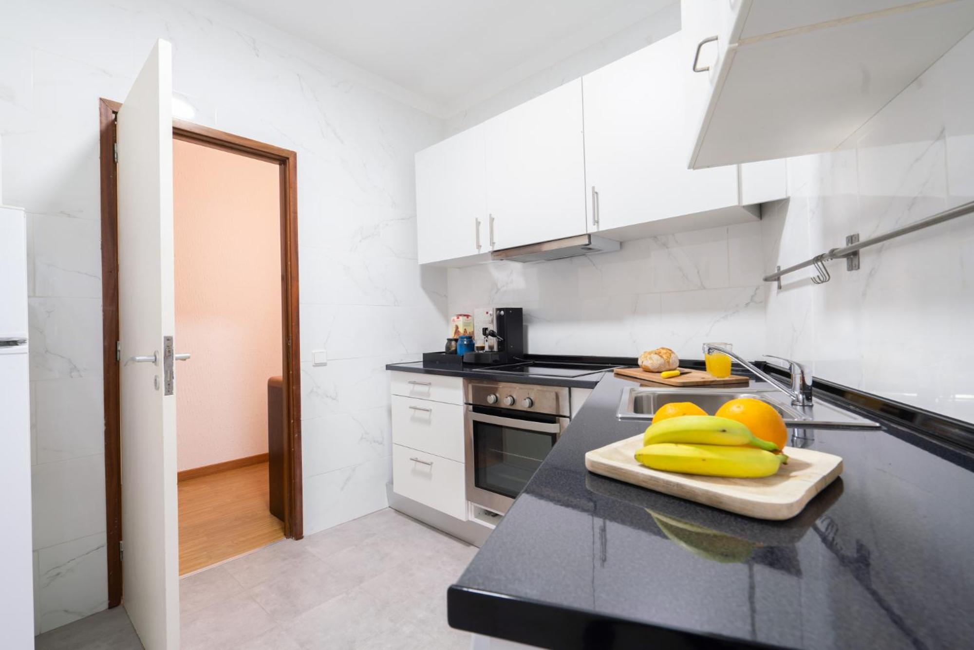 Apartment Renovated 3br Near Hotspots With Great Value