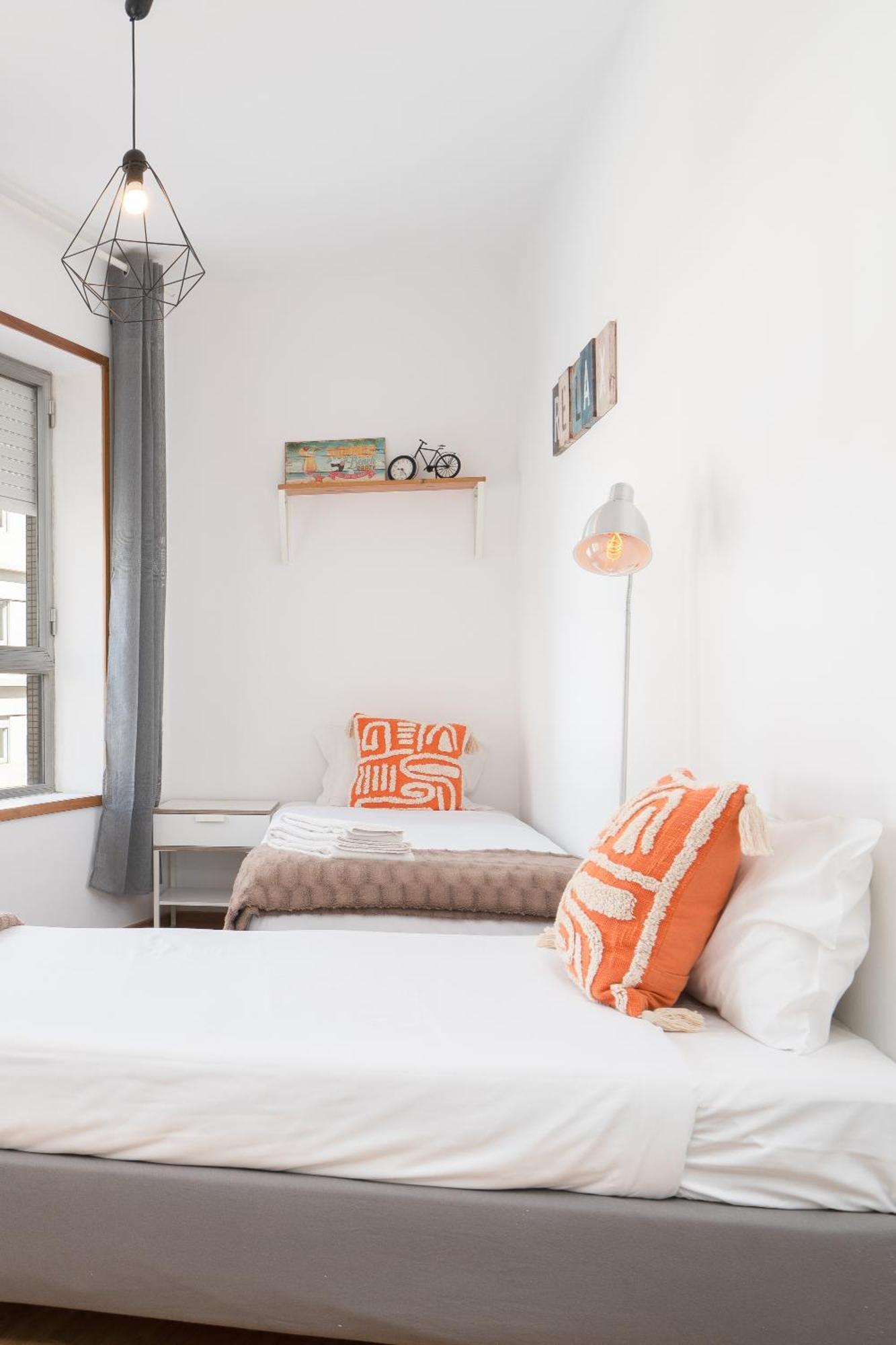 Apartment Renovated 3br Near Hotspots With Great Value Porto
