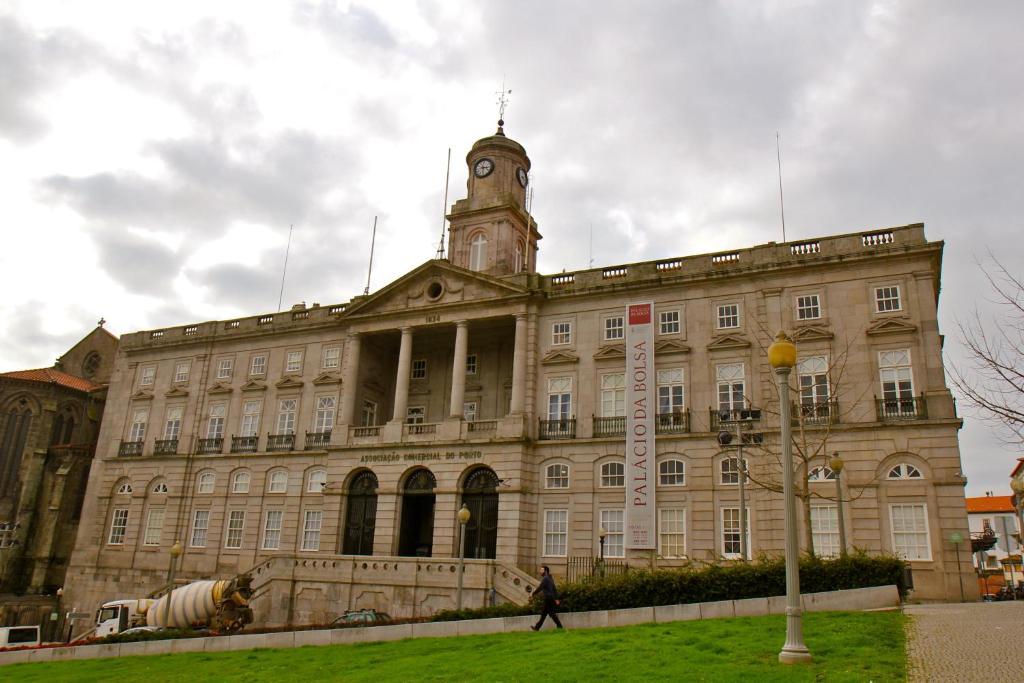 Cost Tourist - Palacio Da Bolsa *