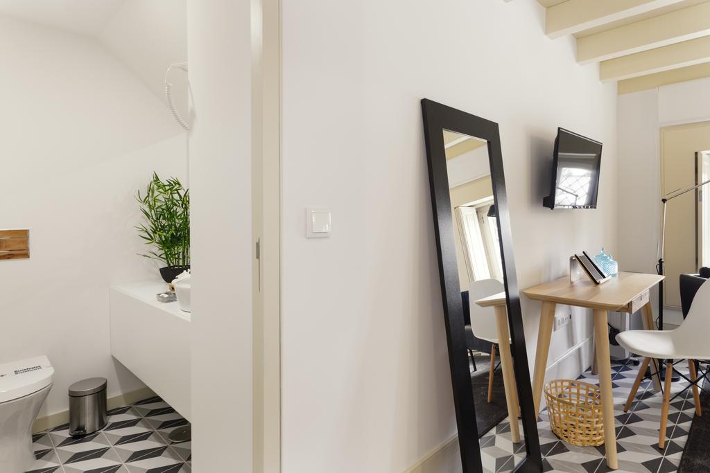 4j's Apartment