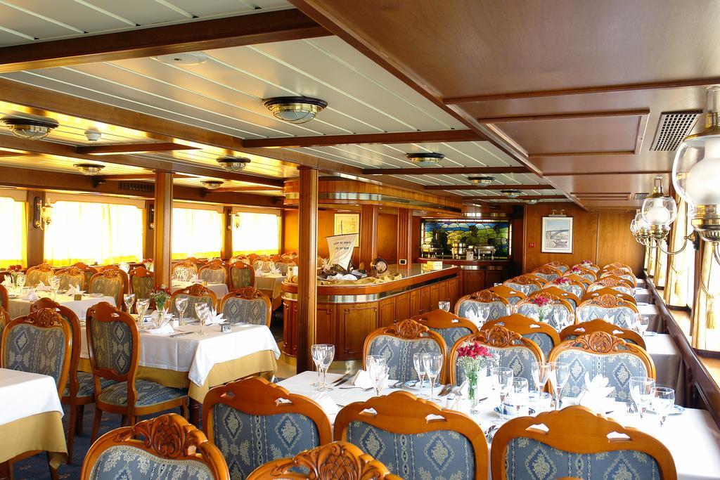 Botel Invicta Ribeira Boat