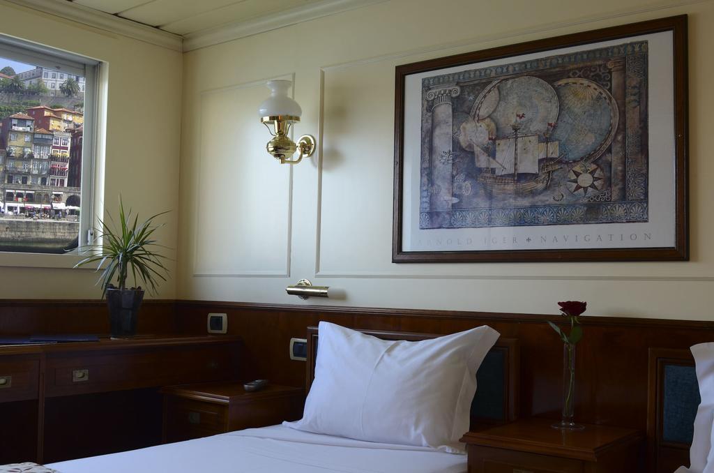 Botel Invicta Ribeira Boat Porto