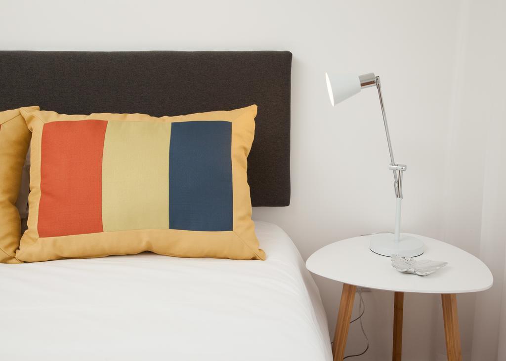 White Almada Apartment *