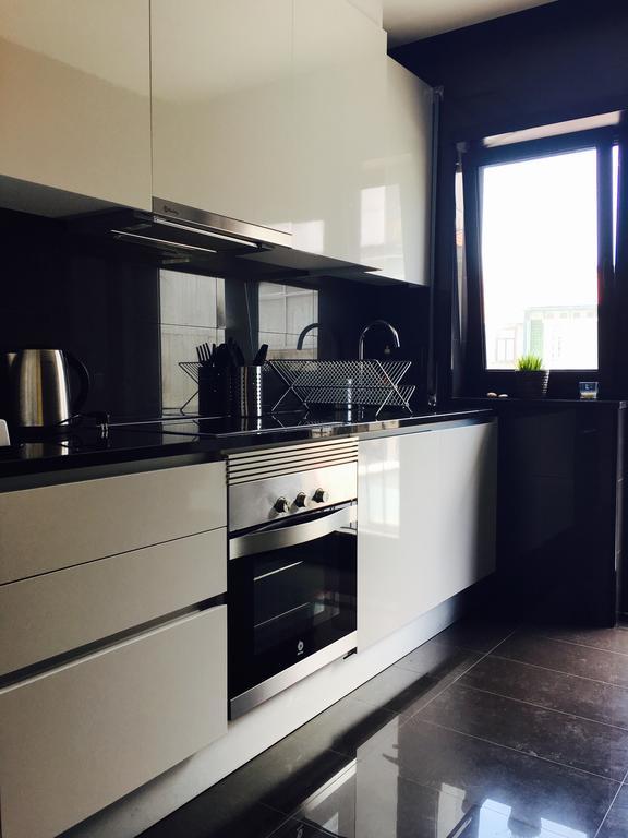 Apartment Live In