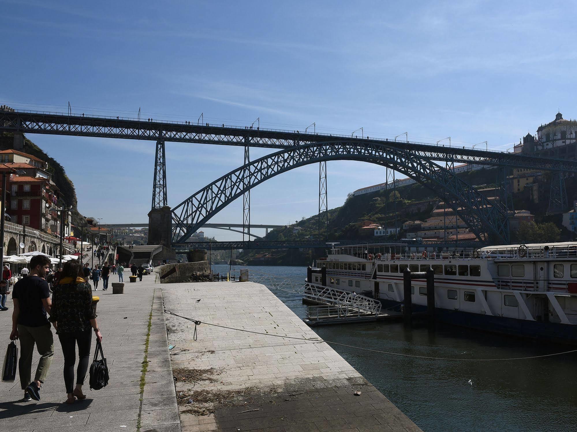 Botel Invicta Ribeira Boat