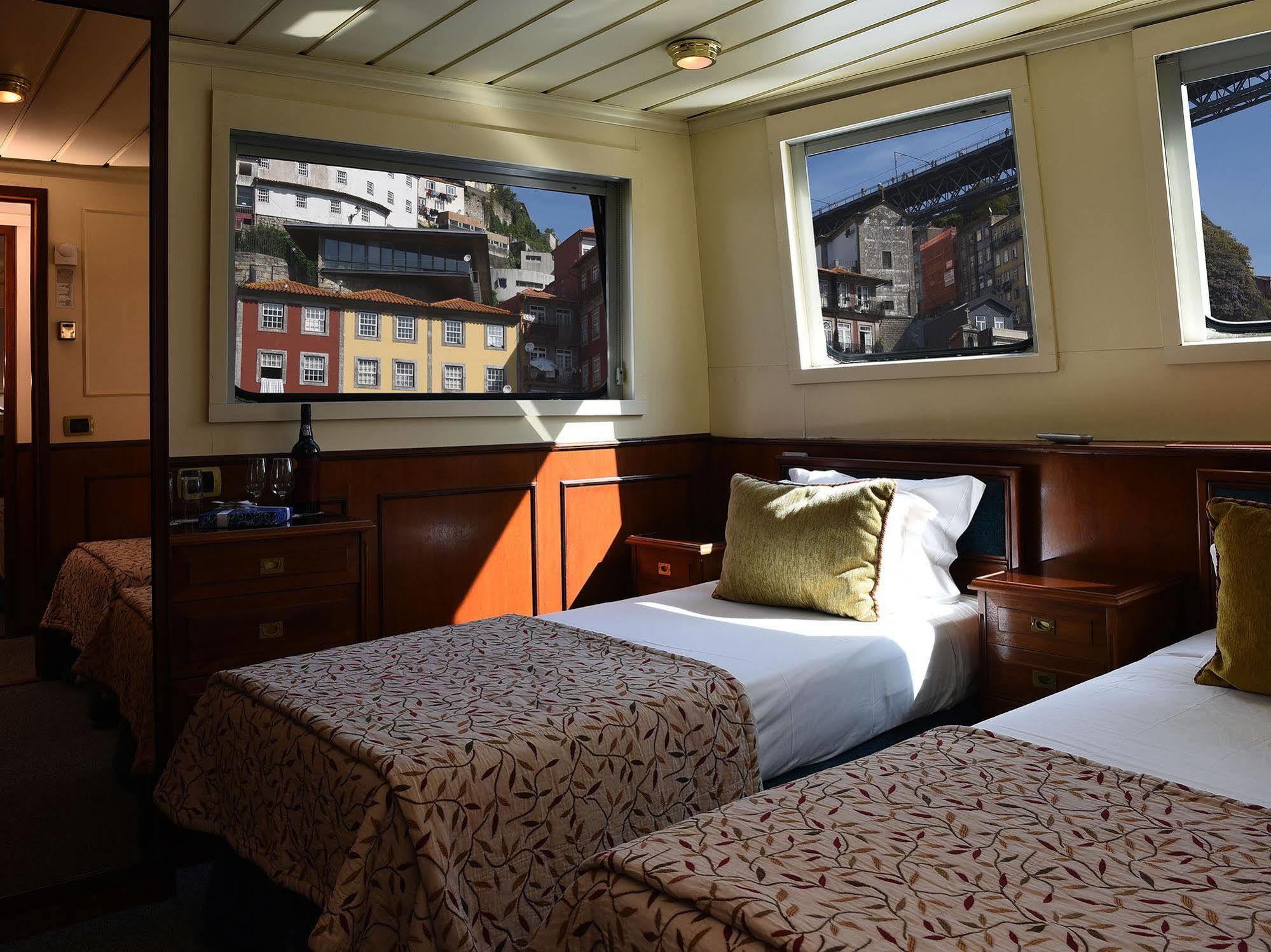 Botel Invicta Ribeira Boat 3*