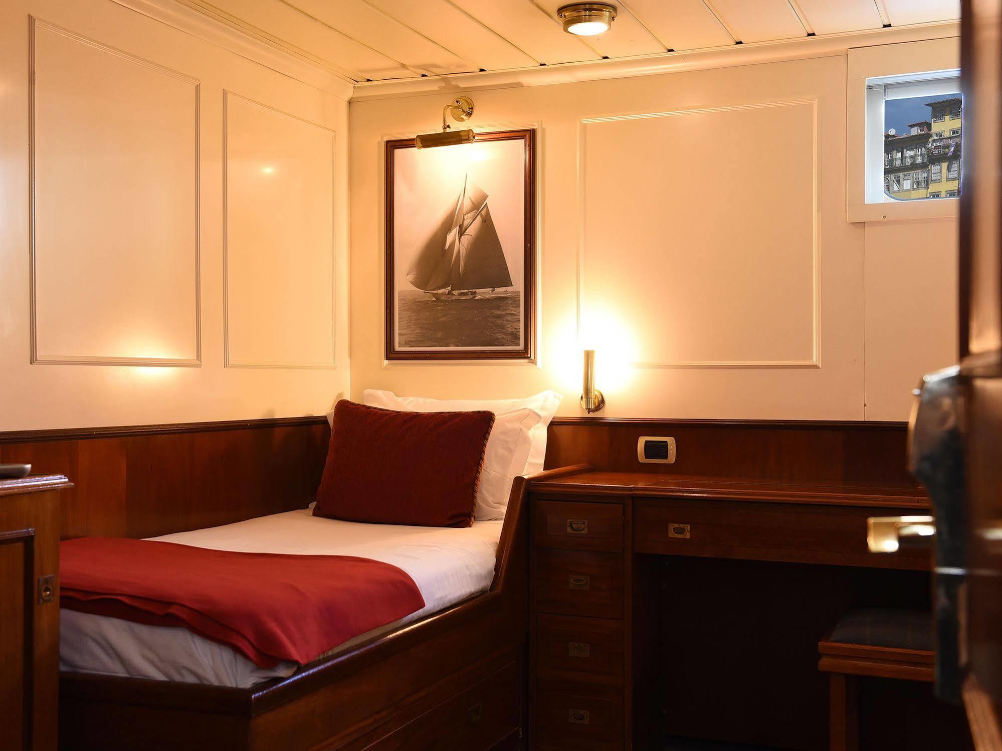 Invicta Ribeira Boat Botel 3*
