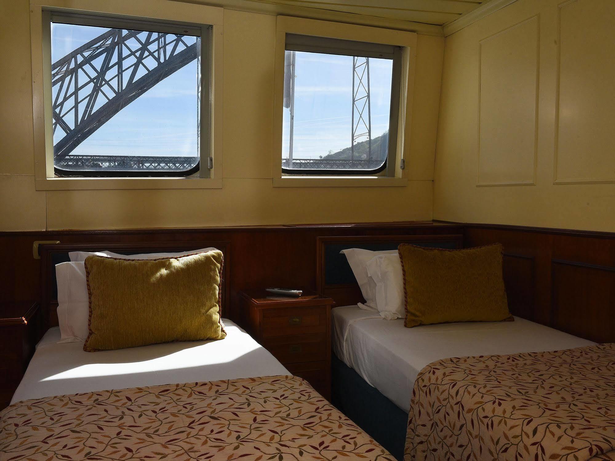 Botel Invicta Ribeira Boat 3*