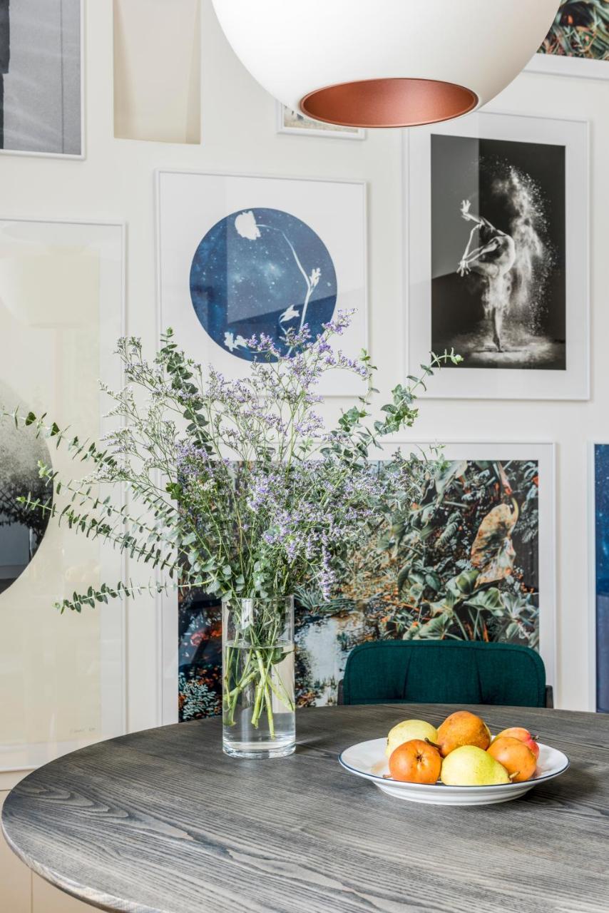 Flattered To Be In Appartement