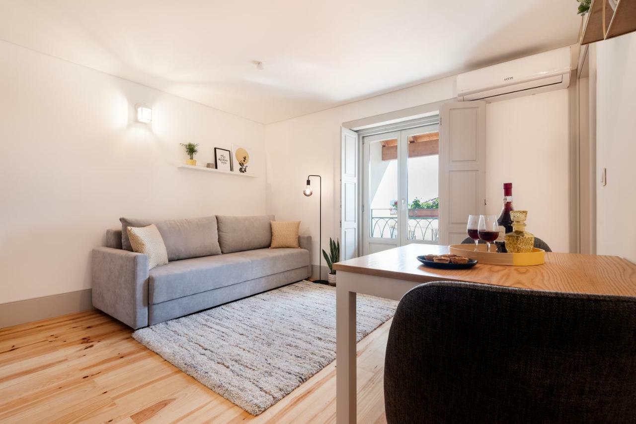 Lovelystay - Sun Loft W/ Balcony Apartment