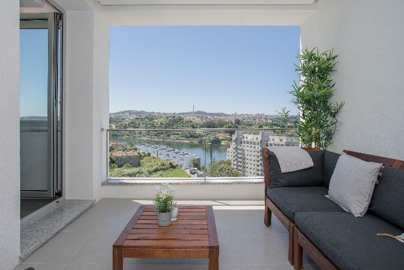 Luxury River View Apartment *