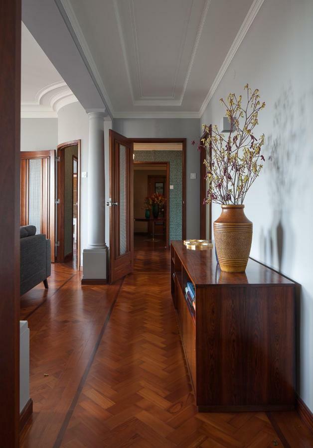 Art Deco Apartment Over Bolhao Market *