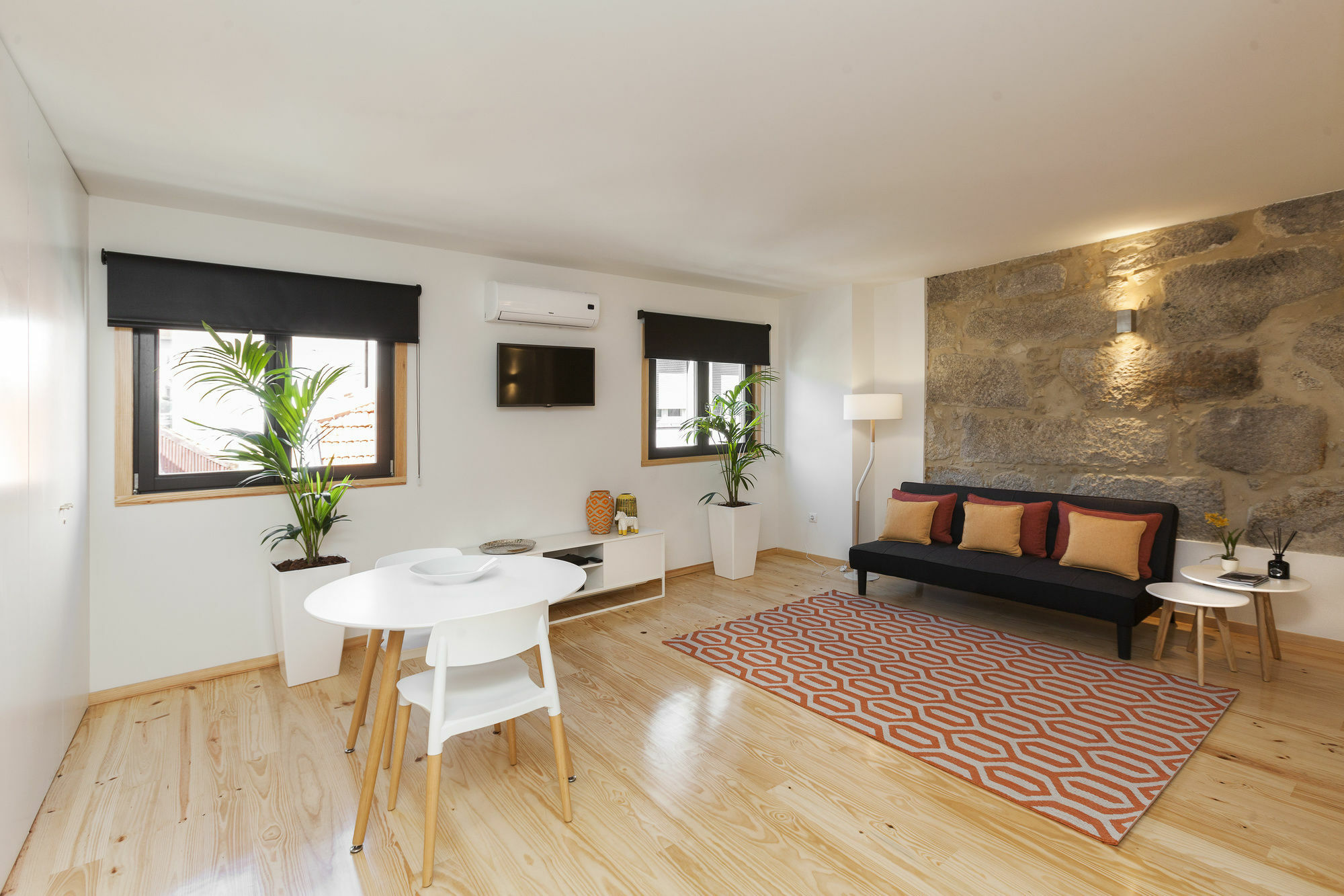 Local Apartment *