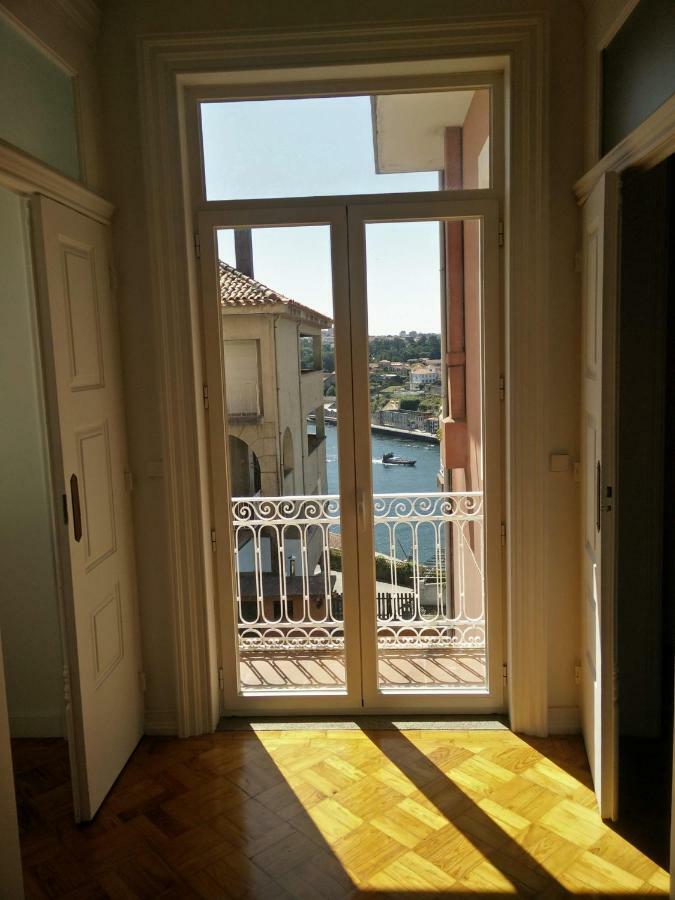 Amazing Riverside Balcony 2br Apartment *