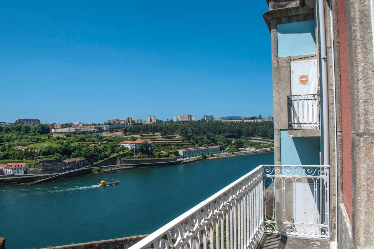 Amazing Riverside Balcony 2br Apartment *
