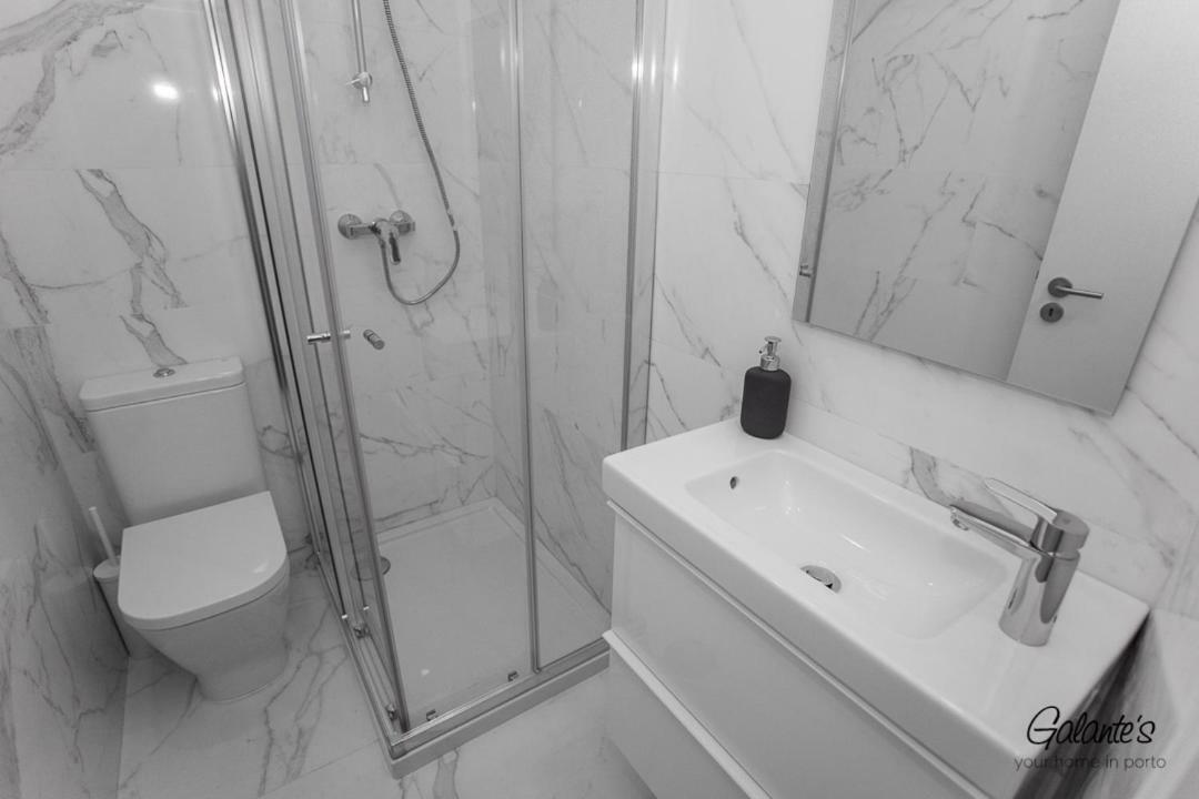 Downtown 3 Bedroom With Balcony - Quiet Street - Family Friendly - Groups Apartment